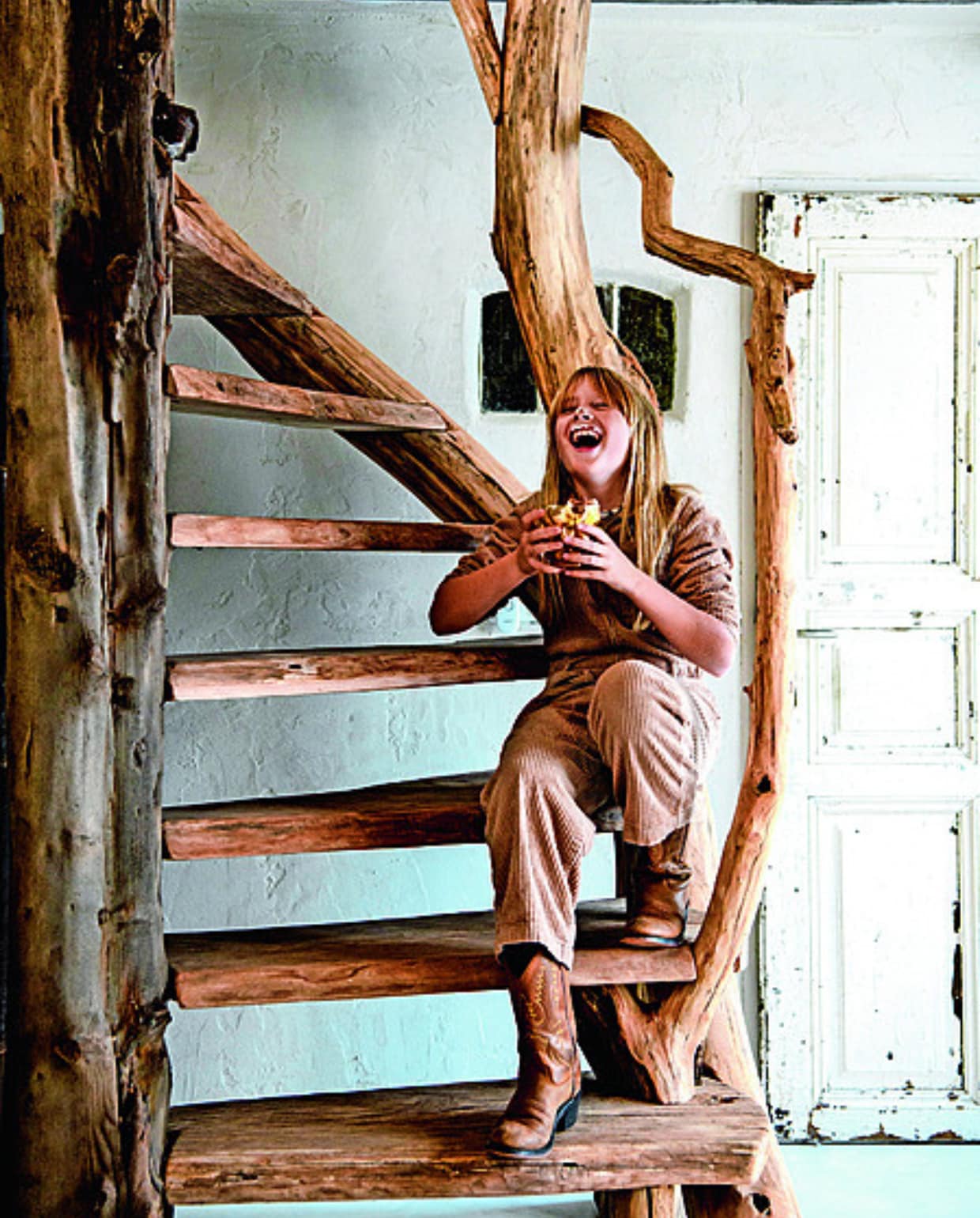 Trap gemaakt met gejutte meerpaal van strand Terschelling, trapstel en -leuningen Acaciastammen en -takken, iepenhouten trapdelen. vtwonen 02-2024 | productie Inside Homepage | styling Esther Loonstijn | fotografie Louis Lemaire