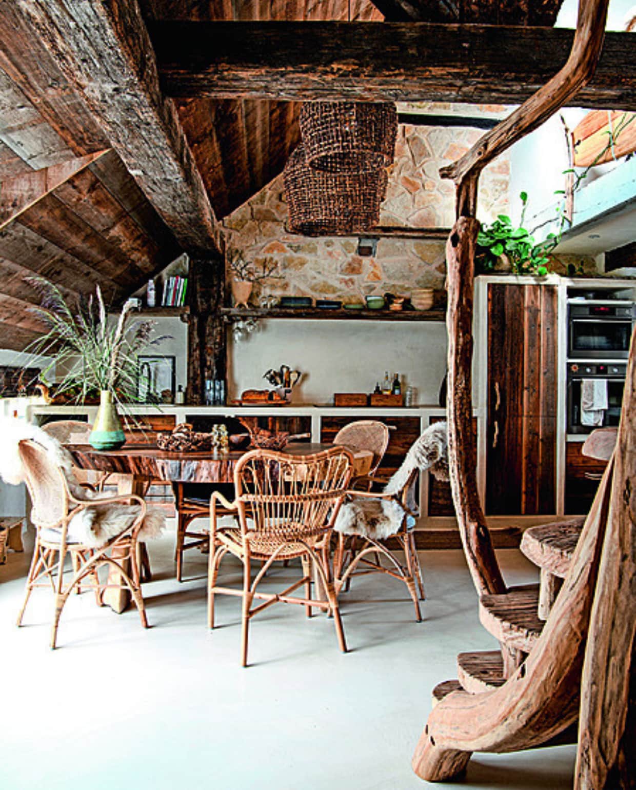 Hanglampen Loods 5. Eettafel en vaas Natuurlijk a.s.t.. Eetkamerstoelen Sika-Design, schapenvachten De Zeekraal, schalen Ikea. Rieten mand en schalen H&amp;M Home. Keuken gemaakt door Werner Metaalbewerking en R Punter Bouwservice. Keuken en muur afgewerkt met StucDeco van Ecowonen. Keukenkasten en -lades Barnwoodweb, grepen gemaakt met onderdelen uit de natuur, lijst op aanrecht gekregen. Overig onbekend. vtwonen 02-2024 | productie Inside Homepage | styling Esther Loonstijn | fotografie Louis Lemaire