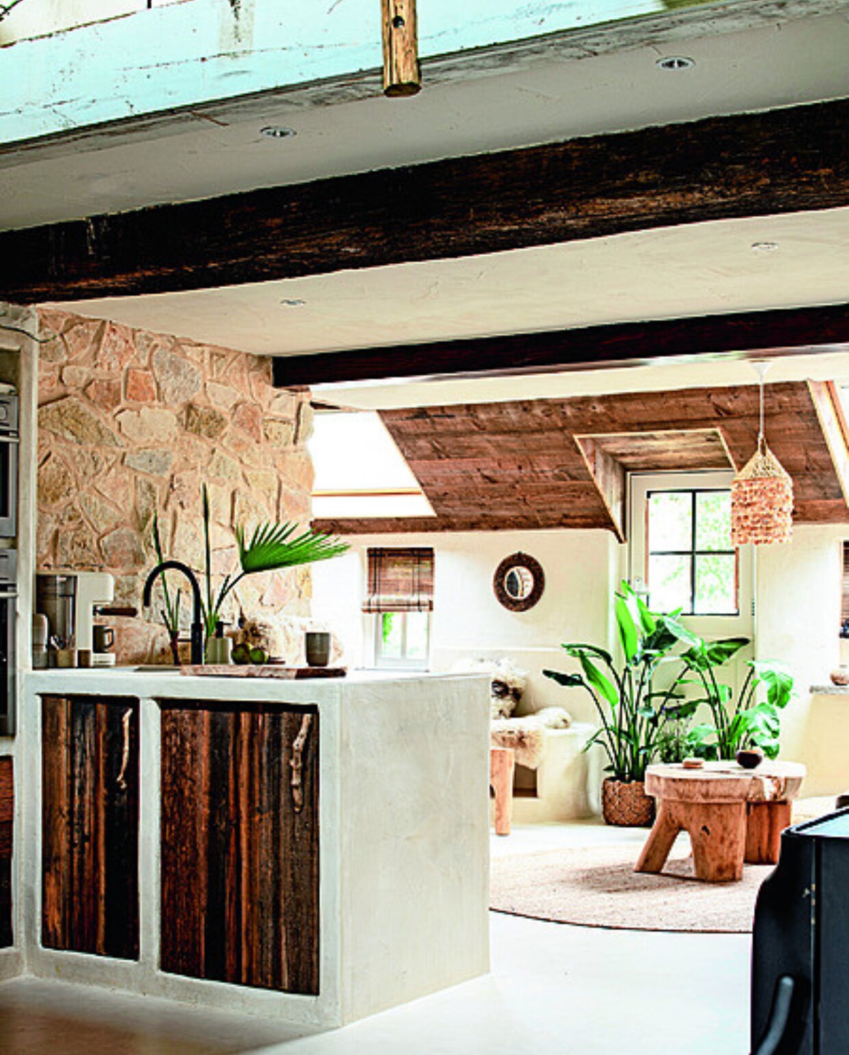 Espressomachine One-Touch van Swan, hanglamp uit Brazilië. Spiegel en houten bijzettafel Natuurlijk a.s.t., raamdecoratie Bamboo Import, vloerkleed Leen Bakker, schapenvachten De Zeekraal, mok HKliving, houten snijplank is een stuk iepenhout, bloempot Loods 5. Vloer StucDeco met drie lagen vernis en leemstuc op de wand van Ecowonen. Overig onbekend. vtwonen 02-2024 | productie Inside Homepage | styling Esther Loonstijn | fotografie Louis Lemaire