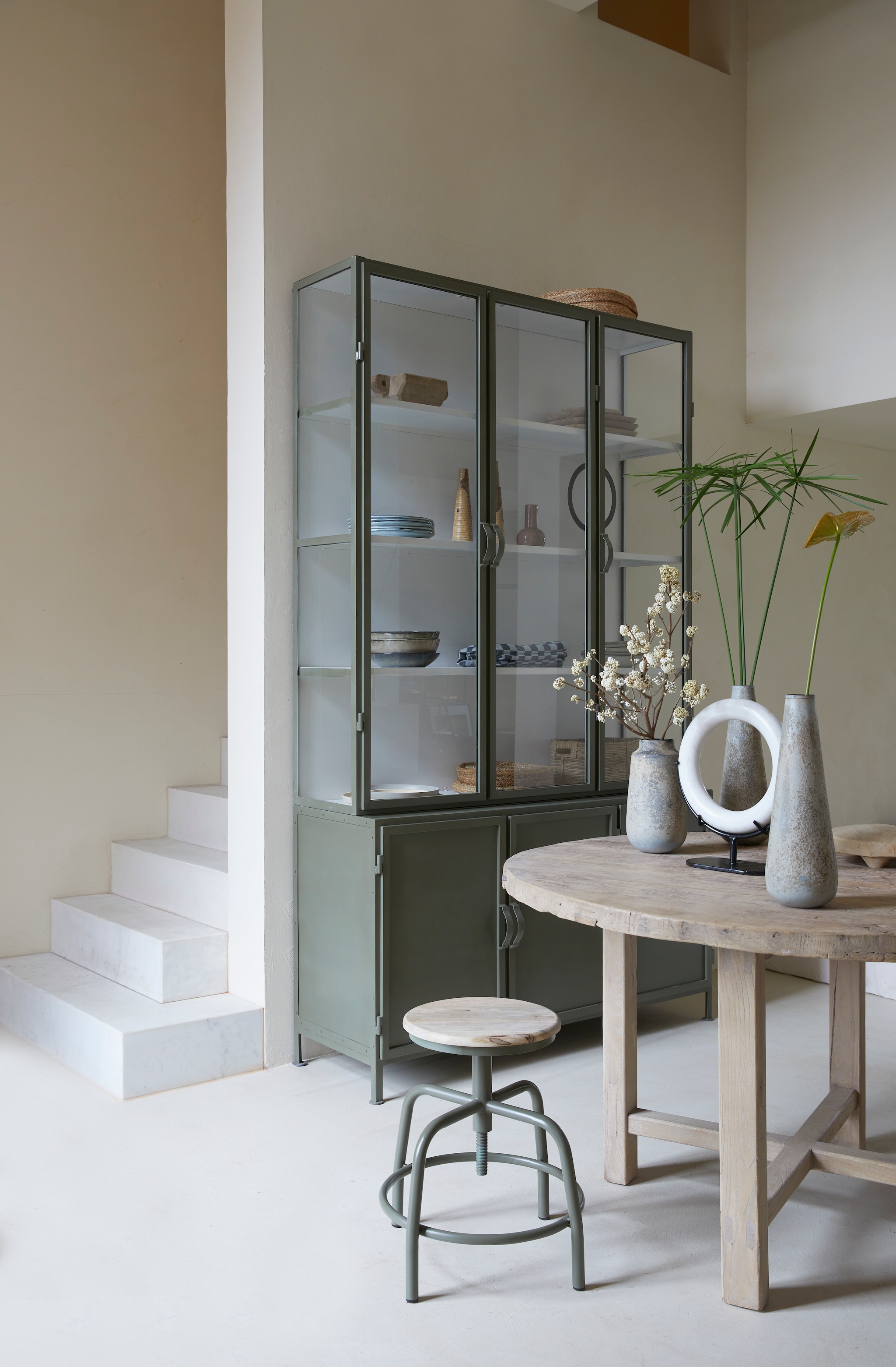 vtwonen 03-2024 Winactie | vitrinekast Detroit New Routz