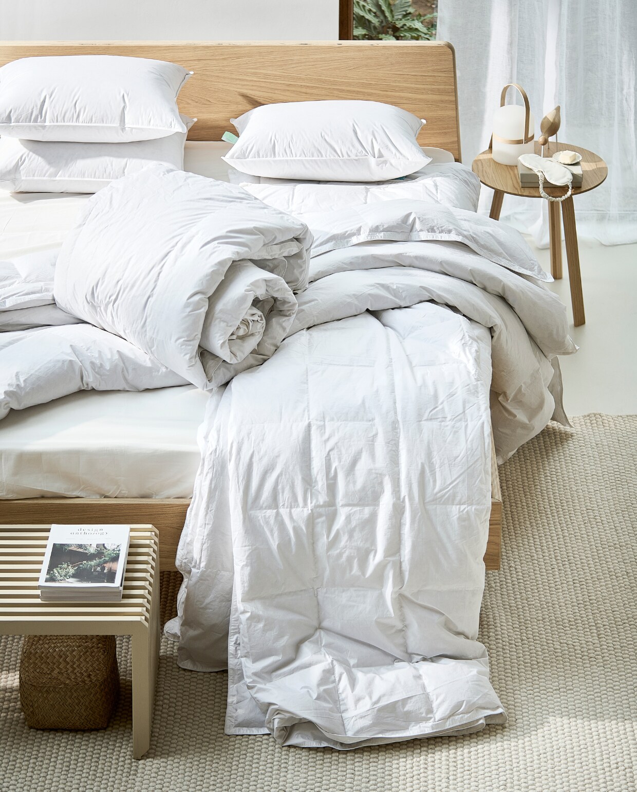 vtwonen huiscollectie Diverse onderdelen uit de beddengoedcollectie Dixxius Green by vtwonen.M.m.v. vtwonen.nl (houten bank van HKliving), zarahome.com (vaas, gordijn). Overig privébezit. vtwonen 04-2023 | productie Tanja Saarberg | styling Sanne Ketelaar | fotografie Sjoerd Eickmans