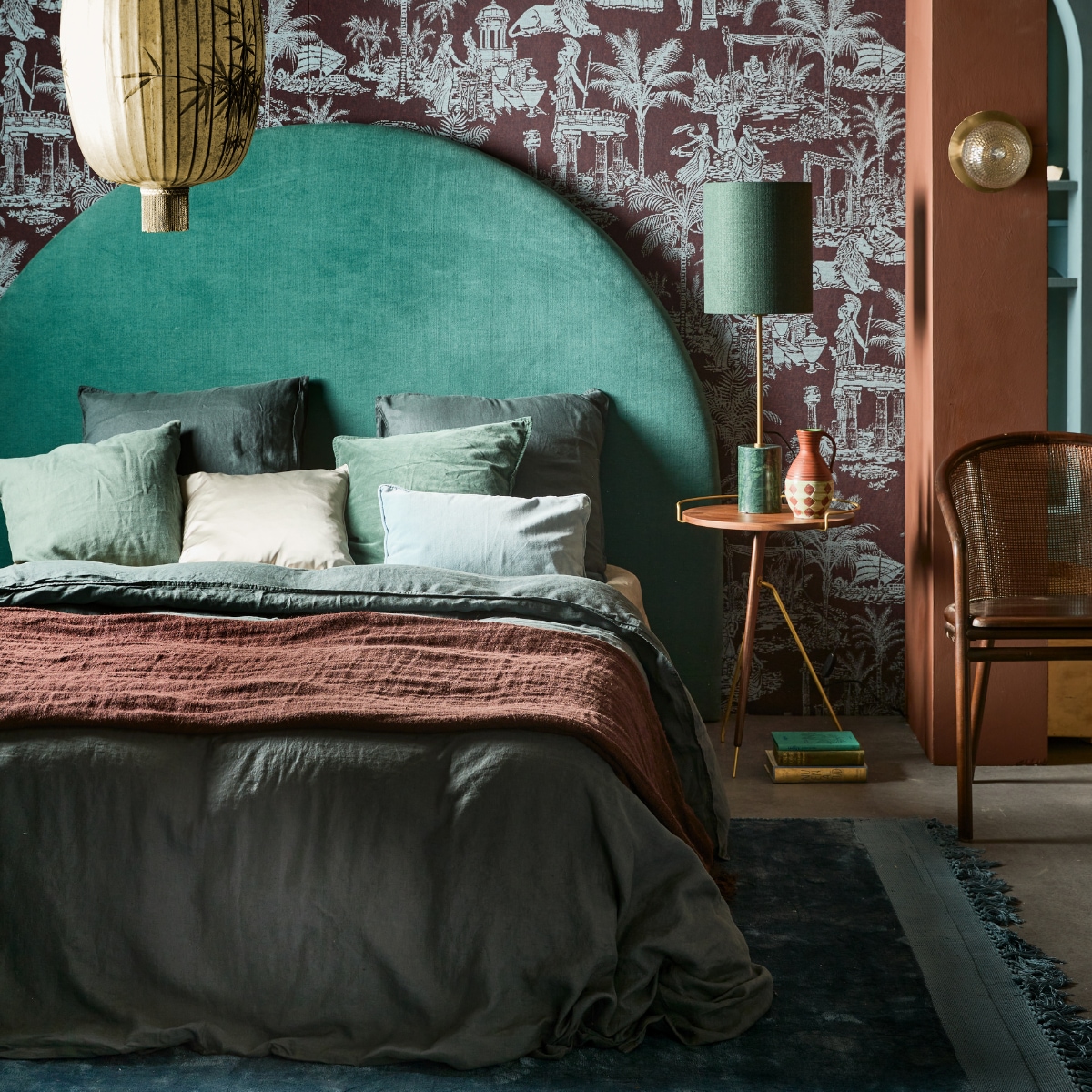 Behang Le Mythe Skylight 60523, per rol 70 cm x 8,5 meter € 149,- (arte-international.com). Blauw vloerkleed van Zuiver € 440,-, tafellamp van vtwonen € 126,- (vtwonen.nl). Facet wandlamp met goudkleurige voet € 98,-, bruine linnen sprei € 397,50, houten stoel € 649,- (nordal.eu). Chinese lampionlamp € 535,50 (hkliving.nl). Linnen dekbedovertrek Petroleum, 220×240 cm € 79,99, kussenslopen, 60×60 cm per 2 € 45,99 (zarahome.com). Hoofdbord op maat gemaakt, prijs op aanvraag (stoffeershop.nl). Linnen kussen, 70×50 cm € 34,95, groen fluwelen kussen, 50×50 cm € 34,95 (iblaursen.nl). Lichtblauw fluwelen kussen, 40×60 cm € 34,- (bungalow.dk). Bijzettafel prijs op aanvraag (designtales.nl). vtwonen 01-2022 | styling Cleo Scheulderman | fotografie Jeroen van der Spek