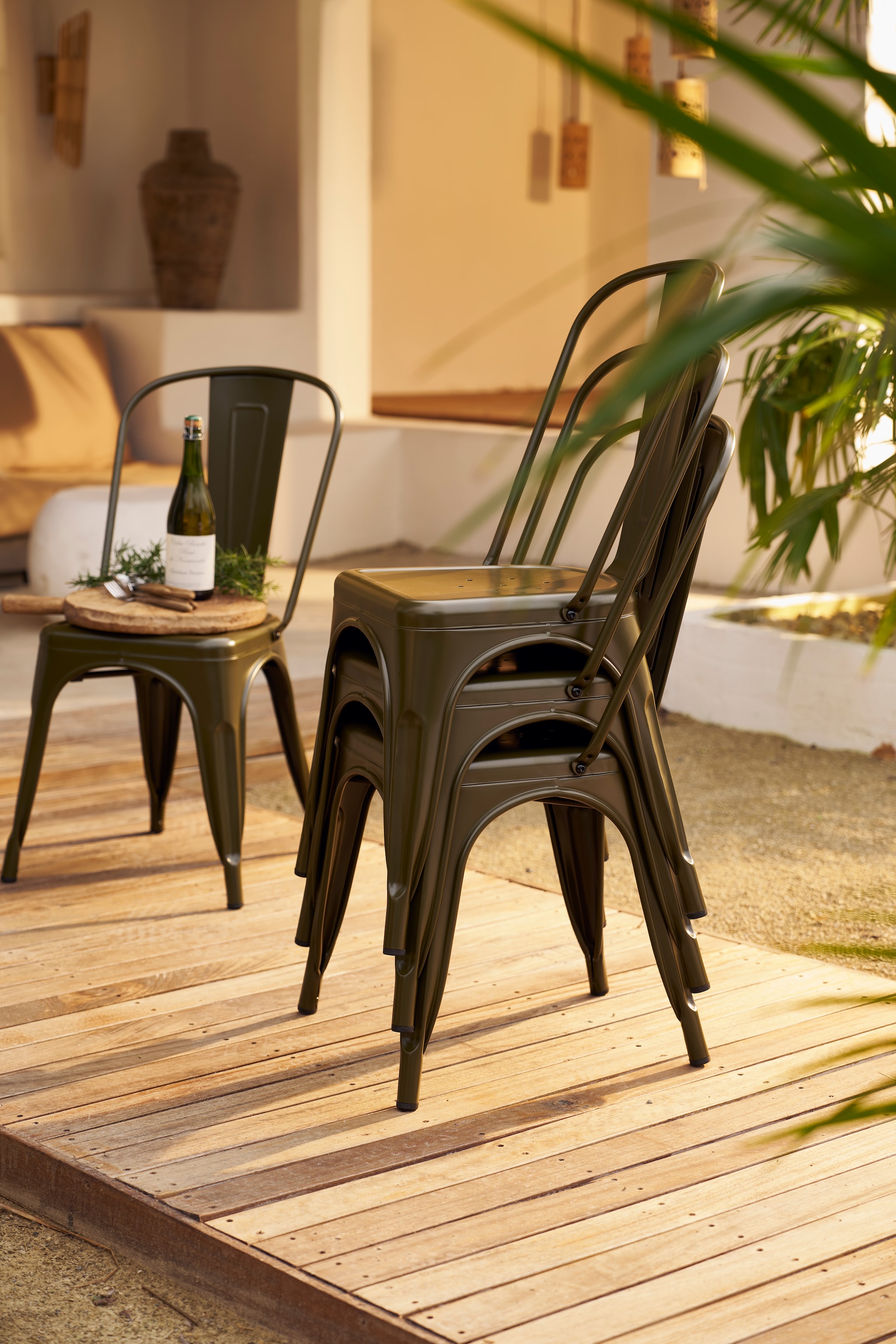 Metalen stoelen Afternoon, geschikt voor binnen en buiten, 53x44x85 cm (bxdxh) € 99,95. Fiberclay bijzettafel Pebble (op achtergrond) in betonlook wit, 65x49x31 cm (bxdxh), set van 2 € 378,-.M.m.v. overig privébezit. vtwonen 05-2024 Huiscollectie tuinmeubels | styling Cleo Scheulderman | fotografie Jeroen van der Spek