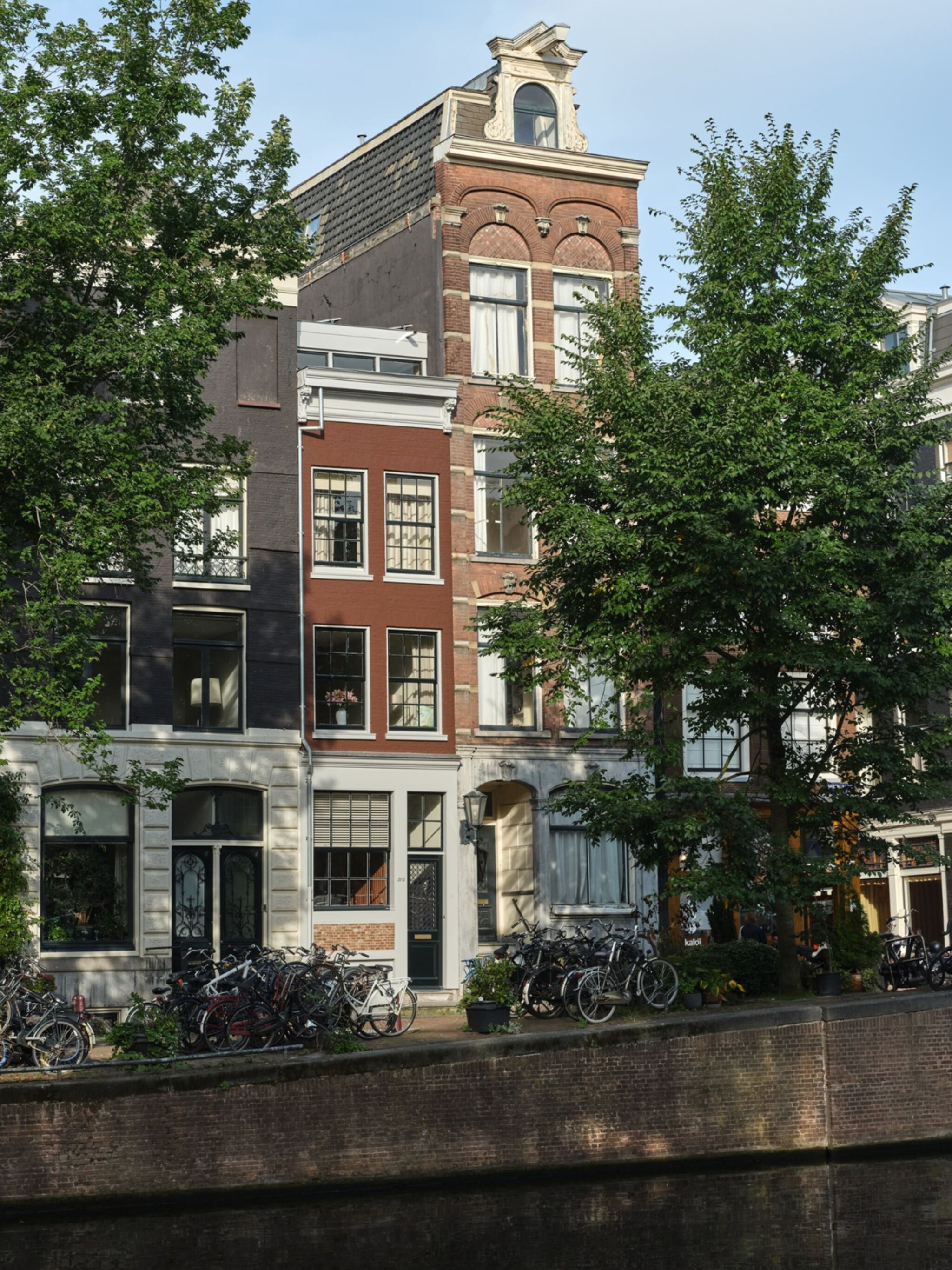 gespot vijflaags grachtenpand aan de herengracht in amsterdam