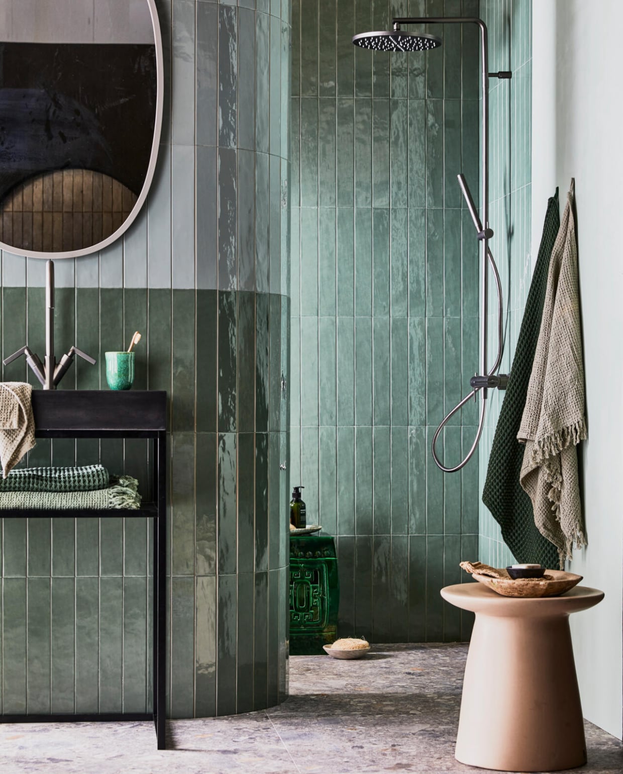 Lichte wandtegel Marrakesh, kleur Seagreen, glans, 6,5x40 cm, per m² € 62,35. Donkere wandtegel Marrakesh, kleur Army Green, glans, 6,5x40 cm, per m² € 62,35. Vloertegel Composite, kleur Multicolor, 120x120 cm, per m² € 80,75. Betonnen wastafel Tank met kraangat, kleur Concrete Black, 10x60x46 cm (hxbxd) € 748,-. Metalen frame, kleur Black, 81x60x45 cm (hxb) € 436,-. Planchet Frame, kleur Oak Black, 6x41 cm € 67,-. Wastafelkraan Grip, kleur Black Steel, met twee hendels € 728,-. vtwonen 08-2021 | productie Tanja Saarberg | styling Cleo Scheulderman | fotografie jeroen van der Spek