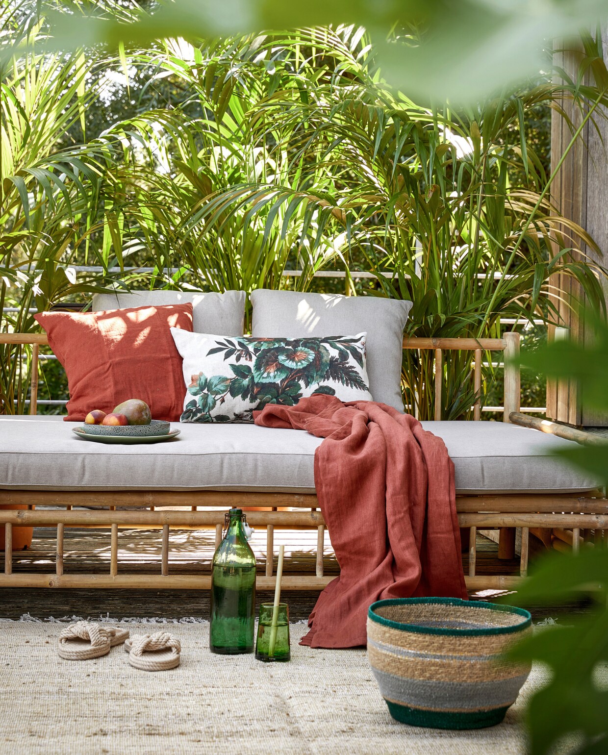 Bamboe daybed van Exotan € 579,- (vtwonen.nl). Steenrood linnen kussen Vigdis € 6,99, steenrode linnen doek Dytag € 59,99 (ikea.nl). Gebloemd kussen Kyoto € 24,95 (hkliving.nl). Oude fles € 15,- (vandijkenko.nl). Glas € 4,50 (householdhardware.nl). Grijs-groene mand Nile, per set van twee € 55,-, vloerkleed Wabi Sabi, 150x220 cm € 249,- (zenzahome.com). Instappers € 19,99 (hm.com). Overig privébezit. vtwonen special tuin 06 | styling Moniek Visser | fotografie Peggy Janssen