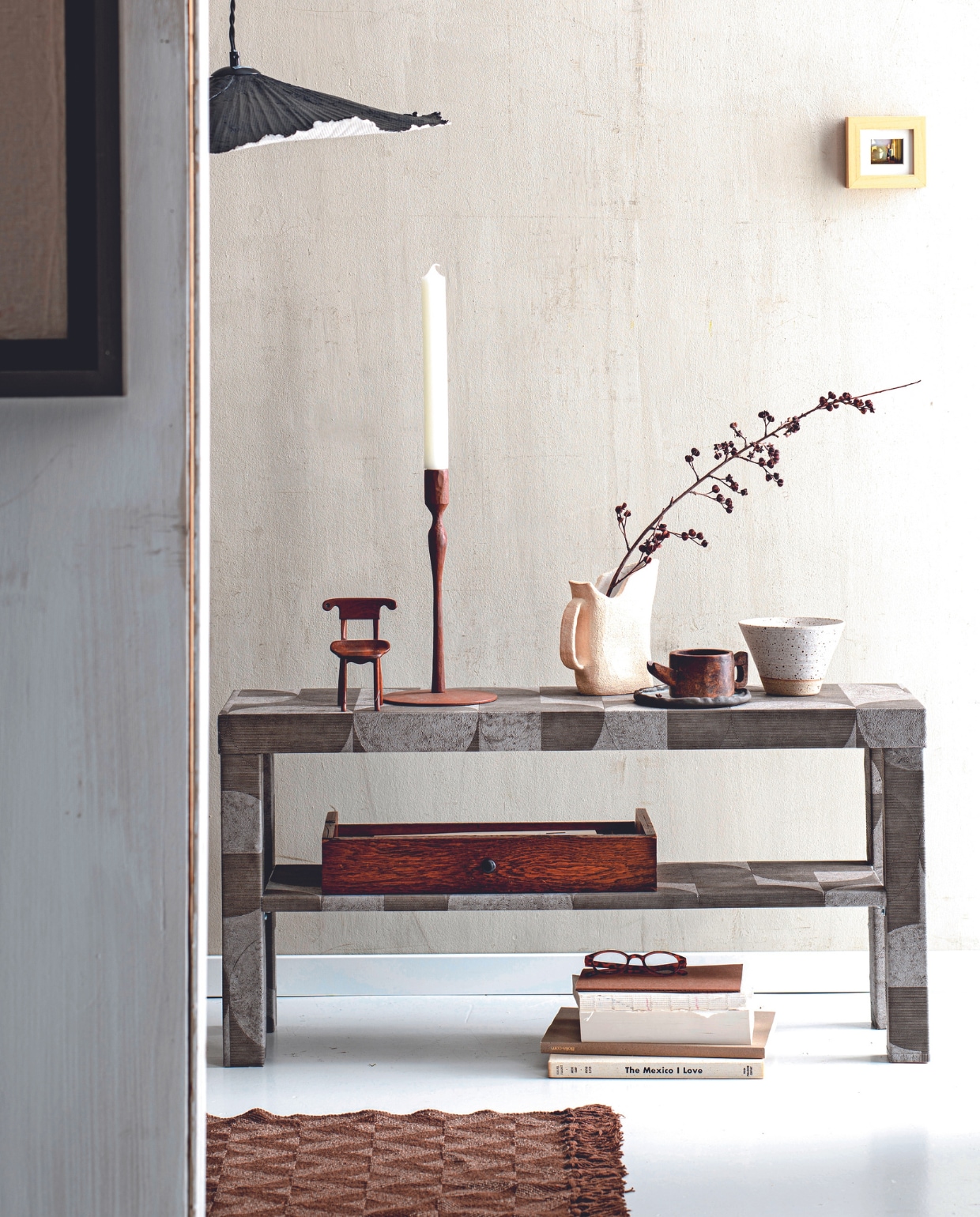vtwonen 02-2024 DIY - Kandelaar € 49,95, witte kaars € 2,25, bruin katoenen kleed € 27,50 (zaanschfaamwebshop.nl). Papier-maché hanglamp Tropez € 163,- (nordicnest.nl). Keramieken kan € 105,-, keramieken kom € 36,-, keramieken bord € 26,-, houten mok € 15,- frame met foto van Petra Droogsma € 50,- (atelierhop.com). Overig privébezit. vtwonen 02-2024 | styling Myla Griese | fotografie Louis Lemaire