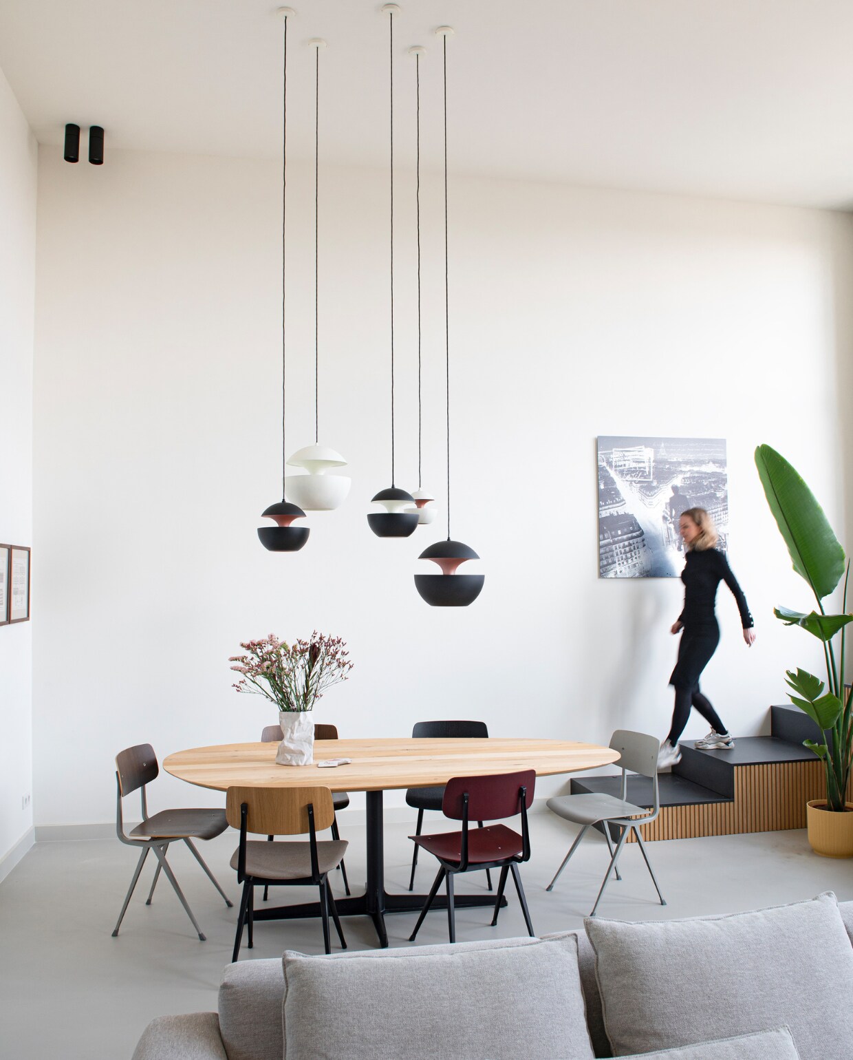 Eetkamerstoelen Revolt van Hay, tafel op maat gemaakt door Houtmerk, hanglampen Here Comes the Sun van DCW, bank Muuto, plantenpot Elho, kreukvaas Serax, gietvloer Frenoflex. Overig onbekend. vtwonen special binnenkijken 11-2023 | productie De Binnenkijkers | styling Jeske Weel | fotografie Caroline Coehorst