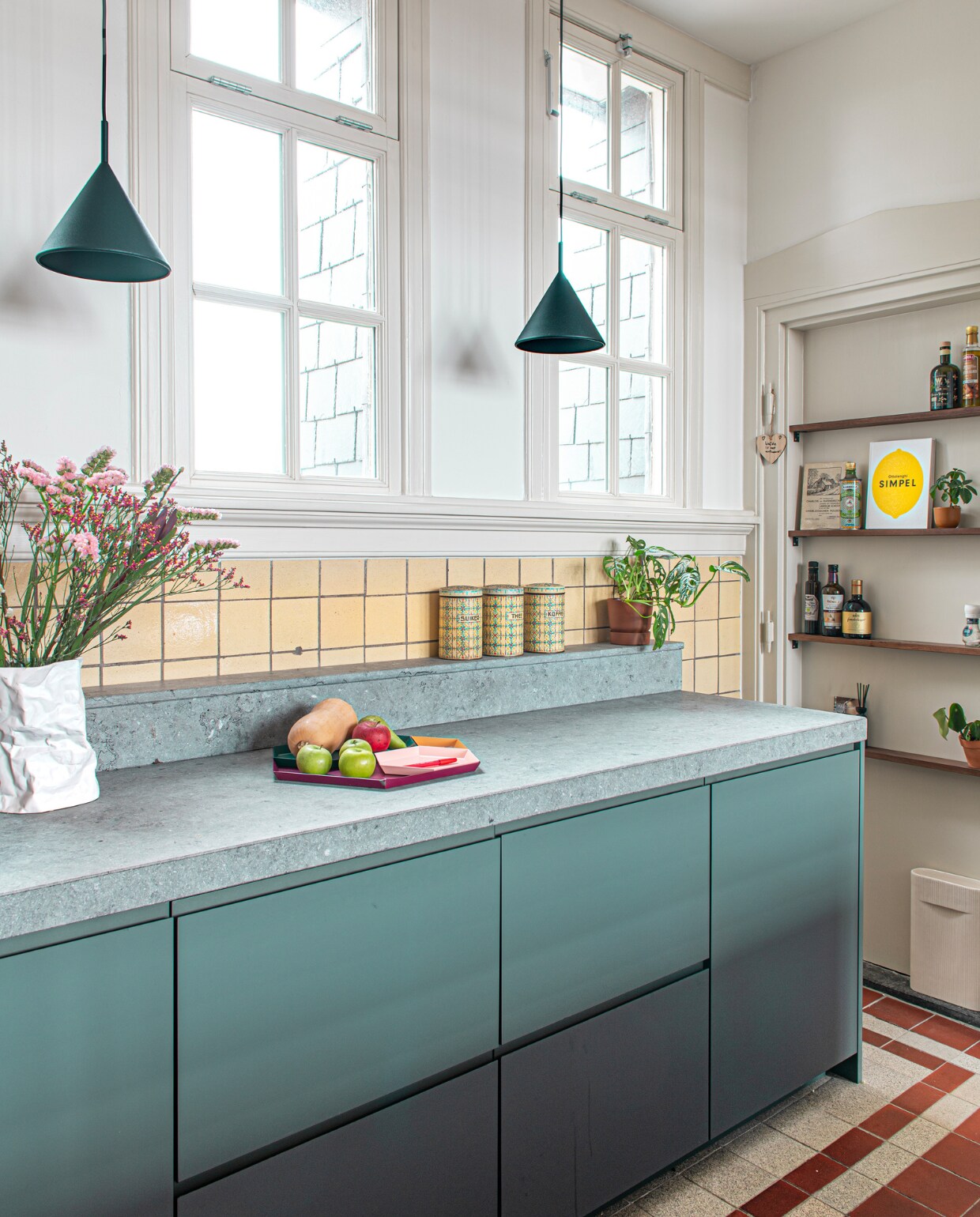 Keuken Houtmerk, hanglampen HKliving, kreukvaas Serax, blikken vintage. Overig onbekend. vtwonen special binnenkijken 11-2023 | productie De Binnenkijkers | styling Jeske Weel | fotografie Caroline Coehorst