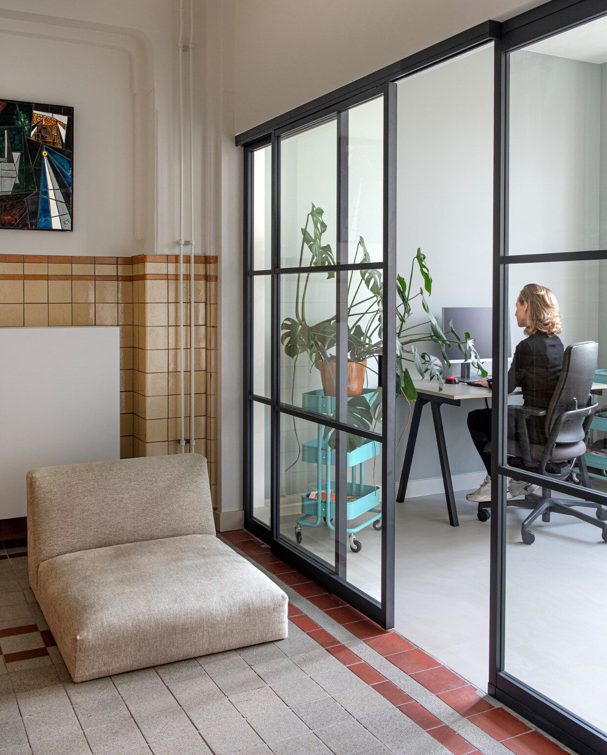 Fauteuil gerecycled zonder onderstel Muuto, stalen schuifpui GewoonGers, bureau en trolley Ikea. Overig onbekend. vtwonen special binnenkijken 11-2023 | productie De Binnenkijkers | styling Jeske Weel | fotografie Caroline Coehorst
