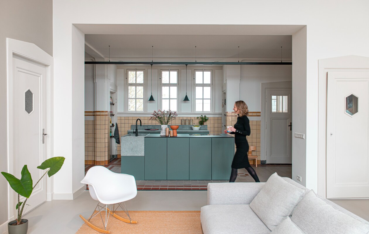 Keuken Houtmerk, kraan Quooker, hanglampen HKliving, omkeerbare fruitschaal/vaas Flip van Carissa Ten Tije. Waxinelichthouders kringloopwinkel, kreukvaas Serax, schommelstoel Eames Rar van Vitra, bank en vloerkleed Muuto, plantenpot Elho. Overig onbekend. vtwonen special binnekijken 11-2023 | productie De Binnenkijkers | styling Jeske Weel | fotografie Caroline Coehorst