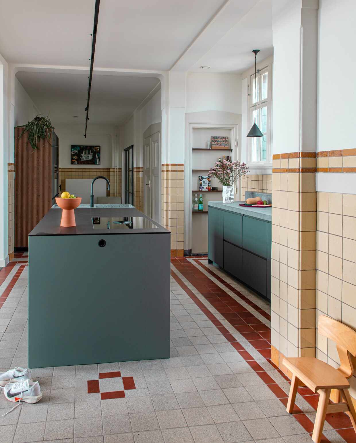 Keuken Houtmerk, omkeerbare fruitschaal/vaas Flip van Carissa Ten Tije, schoolstoel vintage. Overig onbekend. vtwonen special binnenkijken 11-2023 | productie De Binnenkijkers | styling Jeske Weel | fotografie Caroline Coehorst