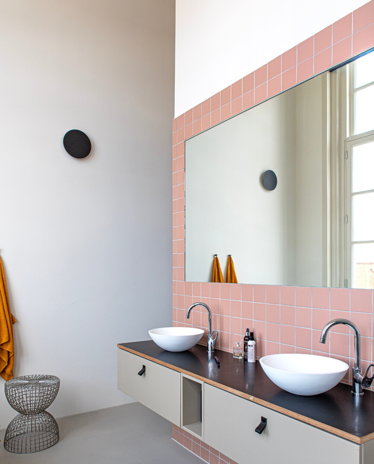 Stoel Fest Amsterdam, plantenpot HKliving, wastafel zelfgemaakt, kranen Grohe, wasbakken en bad X2O, wandlamp Eklyps van Lucide. Overig onbekend. vtwonen special binnenkijken 11-2023 | productie De Binnenkijkers | styling Jeske Weel | fotografie Caroline Coehorst