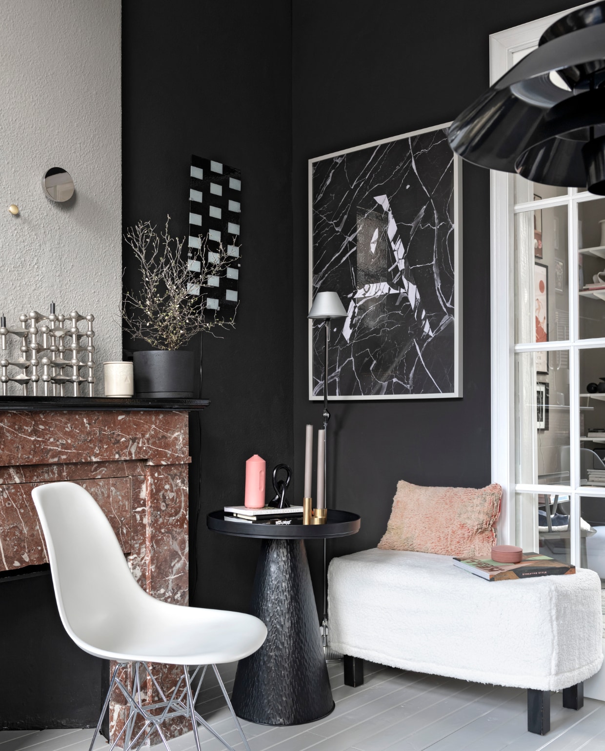 Stoel DSR van Vitra, bijzettafel Karwei, oude zitbank zelf bekleed met teddystof. Kandelaar Stoff Nagel van Stoff. Vintage Ikea wandlamp via Holder Interiors. Spiegel New Works. Messing knop Dot van Muuto, zwarte bloempot en roze doosje Wrong van Hay, beige geurkaars Osynlig van Ikea. Print A marmer van Playtype. Roze vaas Foekje Fleur. Zwarte zeepstenen knoop Studio Yen, messing kandelaren Jensen Plus. Berber kussen World of Blends. Lamp Tolomeo van Artemide. Muurverf Authentic Grey van Flexa en Raaf van Histor. vtwonen 13-2021 | styling Sharon Roest | fotografie Caroline Martinot