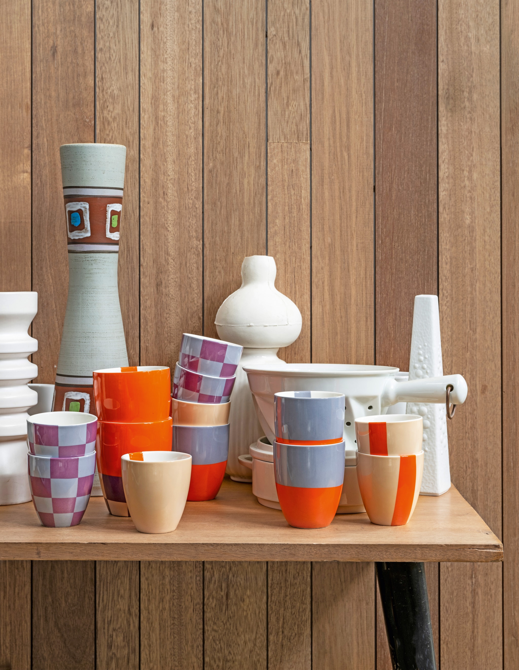 Porseleinen meerkleurige mokken, diverse maten, set van 3 vanaf € 19,95. Overig privébezit. vtwonen 04-2024 | styling Tanja Saarberg | fotografie Stan Koolen