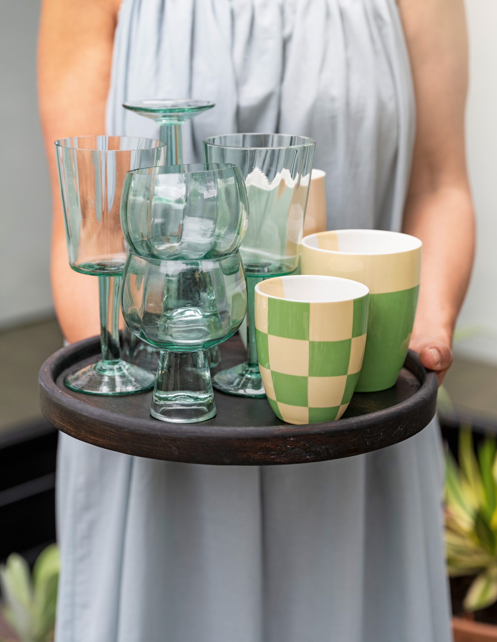 Waterglazen en wijnglazen, gerecycled glas, diverse maten vanaf € 7,95, porseleinen meerkleurige mokken, diverse maten, set van 3 vanaf € 19,95. vtwonen 04-2024 | styling Tanja Saarberg | fotografie Stan Koolen