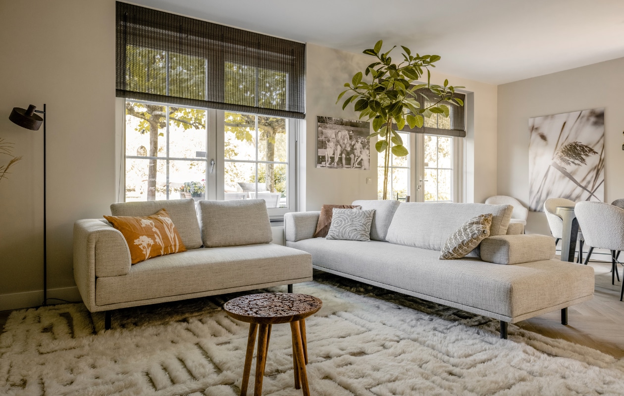 Muurverf Sandy Beach van Flexa Creations Flexa. Grijze muurverf Spacious Grey van Flexa Creations Flexa. Behang 333431 uit de collectie Emerald, 10x0,70 m (lxb) Eijffinger. Pvc-visgraatvloer Sicilië 9611751019 Aanhuis.nl. Bamboe rolgordijnen 7338 Aanhuis.nl. Lichtornament Tabby Rick Tegelaar. Kunstwerk achter de bank Oriental art van Gisela - Art for You, aluminium dibond, 100x140 cm Werk aan de Muur. 2,5-zitsbank met 1 arm (links) Dura Lounge, stof Vesper 326, 165x101x68 cm Eijerkamp. Element poef, stof Vesper Mineral, 255x101x68 cm Eijerkamp. Element poef, stof Vesper Mineral, 205x101x68 cm Eijerkamp. Rugkussen, 114 cm Eijerkamp. Armsteun, 63x21x17 cm Eijerkamp. Elementenbank met 10 jaar All in House-garantie Eijerkamp. Witte vloerkleden Odin, kleur ivory, 190x290 cm Eijerkamp. Tv-meubel gemaakt door Michiel Draaisma. Bijzettafel Cath van Dutchbone, 46x58 cm (Øxh) Dutchbone. Bijzettafel Lina van Dutchbone, 38x24x63 cm (lxbxh) Dutchbone. Bijzettafel By Hand L van Dutchbone, 40x45 cm (Øxh) Dutchbone. Bijzettafel By Hand M van Dutchbone, 35x37 cm (Øxh) Dutchbone. Bruine vloerlamp Woody van vtwonen, 43x160 cm (Øxh) Karwei. Zwarte metalen vloerlamp Pien van Woood, 40x145 cm (Øxh) vtwonen. Champagne kussen Cloud Naturel Champagne van Zuiver, 45x45 cm Zuiver. Champagne kussen Scape van Zuiver, 45x45 cm vtwonen. Champagne kussen Rings van Zuiver, 45x45 cm vtwonen. Beige-bruin kussen Riley 306130 van Moos, 45x45 cm vtwonen. Bruin kussen Gin van Bloomingville, 40x60 cm vtwonen. Beige kussen Risca van Bloomingvile, 40x60 cm vtwonen. Vaas Janka Bloomingville. Plant, overige accessoires op het tv-meubel privébezit. Beeld Weer verliefd op je huis aflevering 3 seizoen 19 | styling Frans Uyterlinde | fotografie Sonja Velda