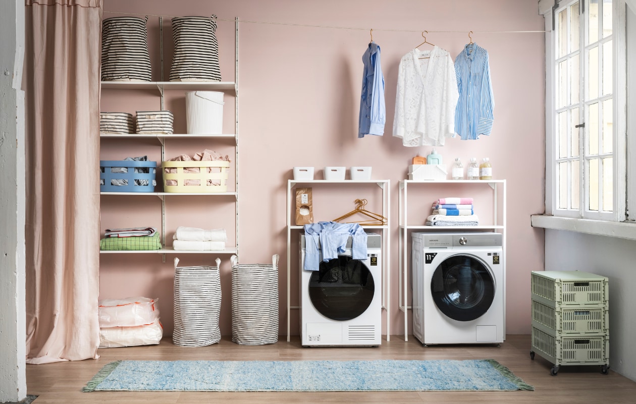 Muurverf no. 837 van Lab Paint, per liter € 48,- (vestingh.nl). Wasmachine Quickdrive € 1149,-, wasdroger Bespoke 9000-serie A+++ energie efficient € 1299,- (samsung.com). Apparatuurombouw, 80x30x129 cm (bxdxh) € 80,-, kast Boaxel, 62x40x201 cm (bxdxh) € 60,20, gordijn met bies Moalisa € 29,99, zwart-wit gestreepte opbergzakken Klunka op de grond € 9,99, plastic opbergzakken met fluorescerende rits Ranen € 3,99, witte handdoeken € 19,99, blauwe en roze dekbedovertreksets met strepen € 29,99, witte opbergbakken € 3,99 (ikea.nl). Blauwe en zachtgele wasmand van Hay, per stuk € 39,-, emmer met deksel van Hachiman € 43,99, witte geribbelde bak met hendels van Hachiman € 28,75, groene geruite plaid van HKliving € 69,95. Bovenin de kast gestreepte manden van House Doctor € 19,99, gestreepte lage opbergmand van Zeller € 9,49 (vtwonen.nl). Groene kratten op wielen € 203,05, gestreepte handdoeken vanaf € 24,70, weefsel met wafeltjespatroon vanaf € 14,-, zachtblauw tafelkleed met fluorescerende rand € 89,- (hay.nl). Kledinghangers, per 4 € 37,95, vloerkleed € 570,- (hkliving.nl). Wasmiddel en wasverzachter € 6,95, zeepvlokken € 9,95 (dille-kamille.nl). Blouses tweedehands (vintagebrands.eu). vtwonen 04-2023 | styling Marianne Luning | fotografie Stan Koolen