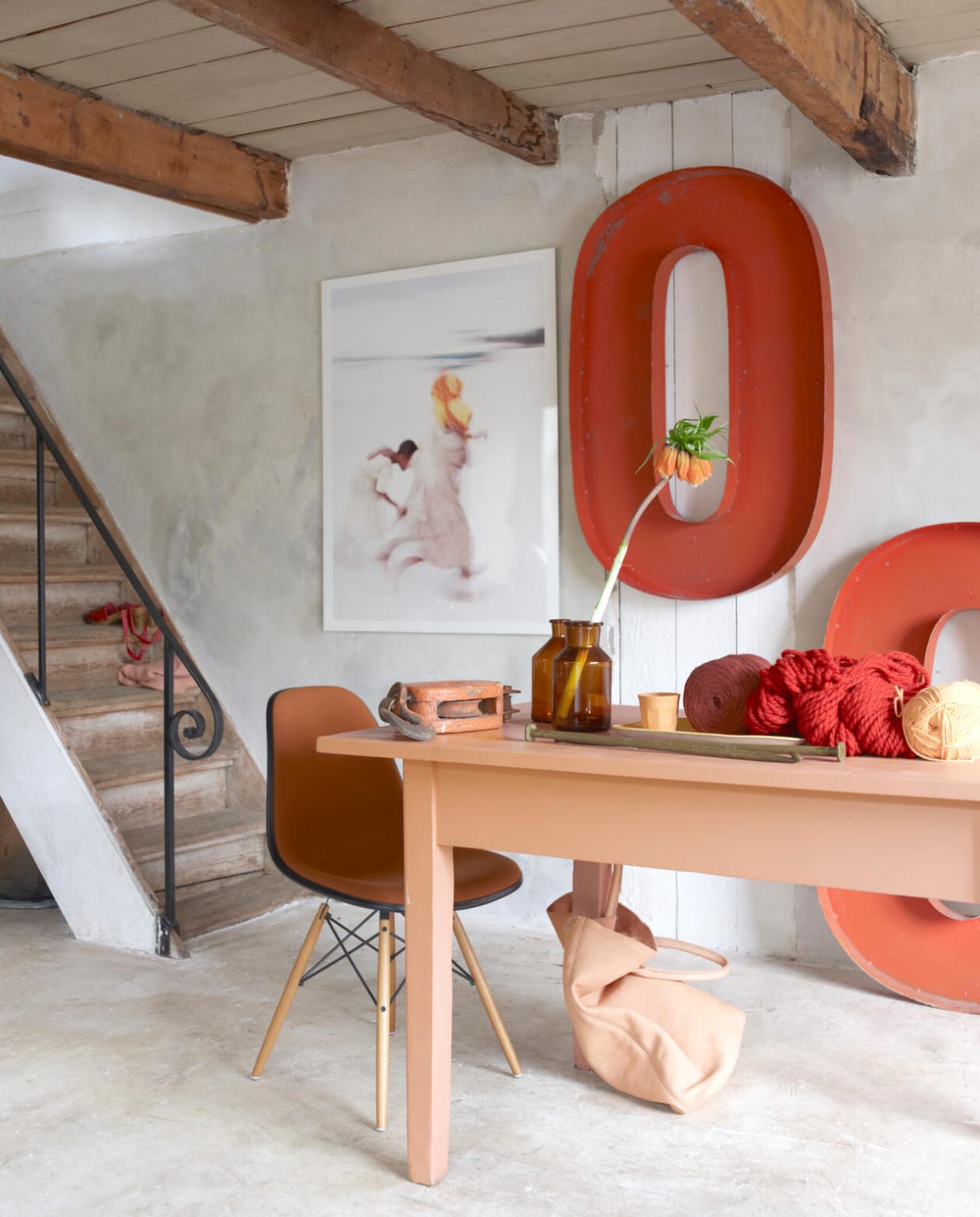 Tafel € 115,- (Combitex). Letters € 110,- (Spoor 38). Foto Mirjam Bleeker € 1250,- (Meker Wonen). Wol € 12,50 (Nijhof). Stoel DSW van Eames vanaf € 521,- (Vitra). Haak € 55,-, apothekerspotten € 17,50 per stuk (Raw Materials). vtwonen 06-2012 | styling Marianne Luning | Fotografie Tjitske van Leeuwen