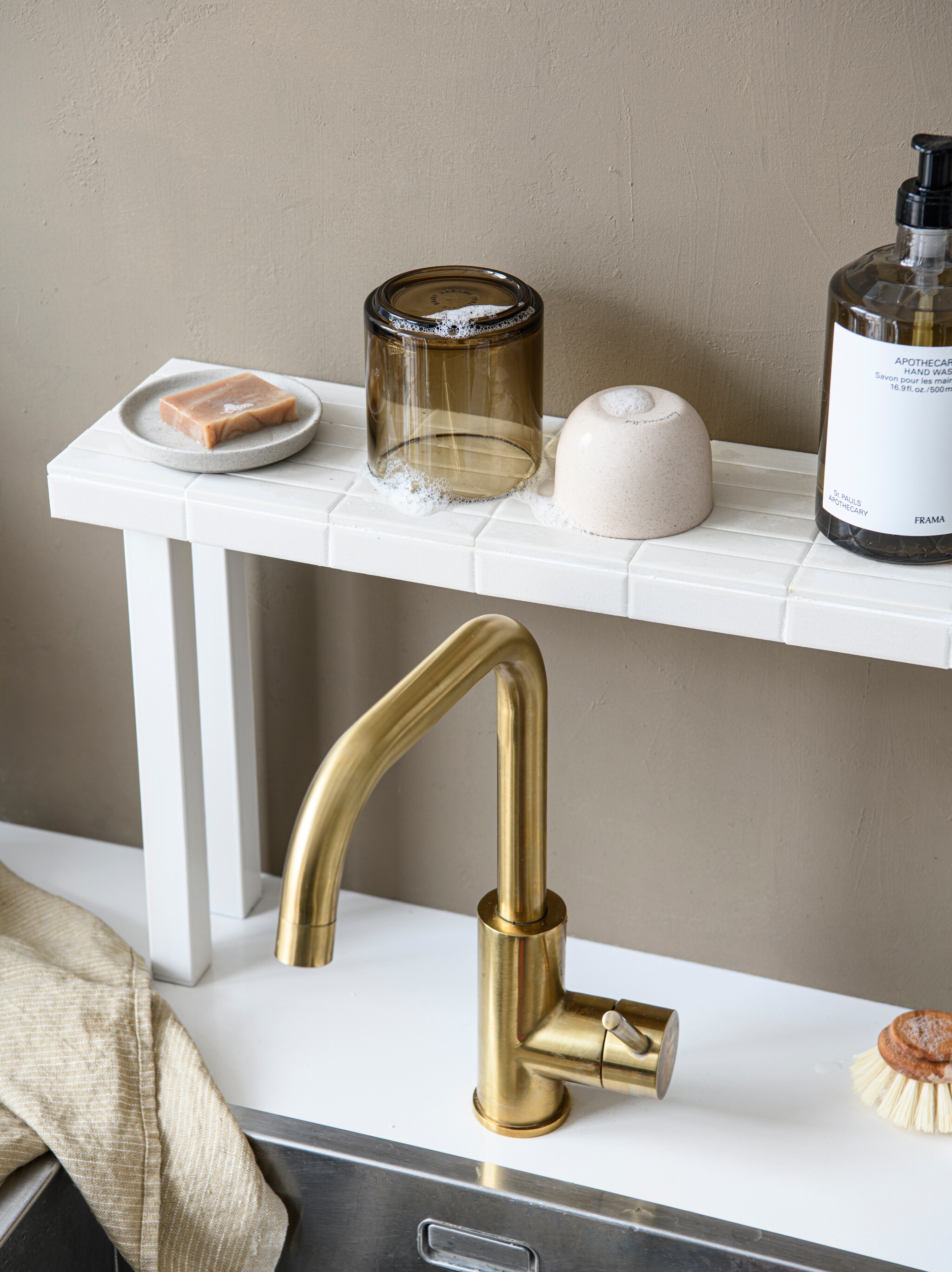 Muurverf 85% Dadel, 2,5 liter € 55,49 (flexa.nl). Drinkglas Tumbler Amber van Hasami Porcelain, set van 3 € 49,-, handzeep Apothecary van Frama, 500 ml € 45,-, linnen theedoek Pinstripe Honey van By Mölle € 15,- (thefinestore.com). Zeepblok Helemaal Shea € 7,95 (zaanschfaamwebshop.nl). Overig privébezit. vtwonen 05-2024 DIY | styling Myla Griese | fotografie Louis Lemaire