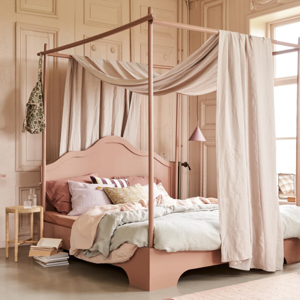 Bed, op maat gemaakt en geschilderd in kleur 86DI64 van D’Imago,180x210 cm prijs op aanvraag, tafeltje op hoge voet geschilderd in kleur 86DI64 van D’Imago, 75 cm (h)€ 45,- (com-anders.nl). Hemel Glenmoye van linnen in kleur Nougat van Designers Guild, per meter € 62,- (wva.nl). Dekbedovertrekset van gewassen linnen in kleur Misty Green, 240x220 cm € 319,-, dekbedovertrekset in Dusty Rose, 240x220 cm€ 319,-, kussenslopen in Clay Rose, 50x60 cm € 39,95 (yumeko.nl). Lampenkap Doris van HKliving € 49,95, lampvoet € 159,-, artwork, 100x120 cm € 549,-, hanglamp mat paars € 95,-, velvet kussen met paars-gele strepen € 34,95, houten krukje met webbing zitting € 129,- (hkliving.nl). Tas met print € 40,-, linnen kussen Lilac Rose€ 45,-, kussen met bloemenprint in geel Lily Masala € 47,-, roze vloerkleed Chindi Mat Rose, 60x90 cm € 20,- (scandicliving.nl). Kussen met ruitprint € 49,90, roomspray€ 29,90, karaf met glas van Ferm Living € 35,90 (letoile.store). Spiegel € 49,- (jolandelijkdewebshop.nl). Fauteuil in groen Soft Edge 10 € 269,- (vtwonen.nl). vtwonen 05-2021 | styling Marlies Does | fotografie Bart Brussee