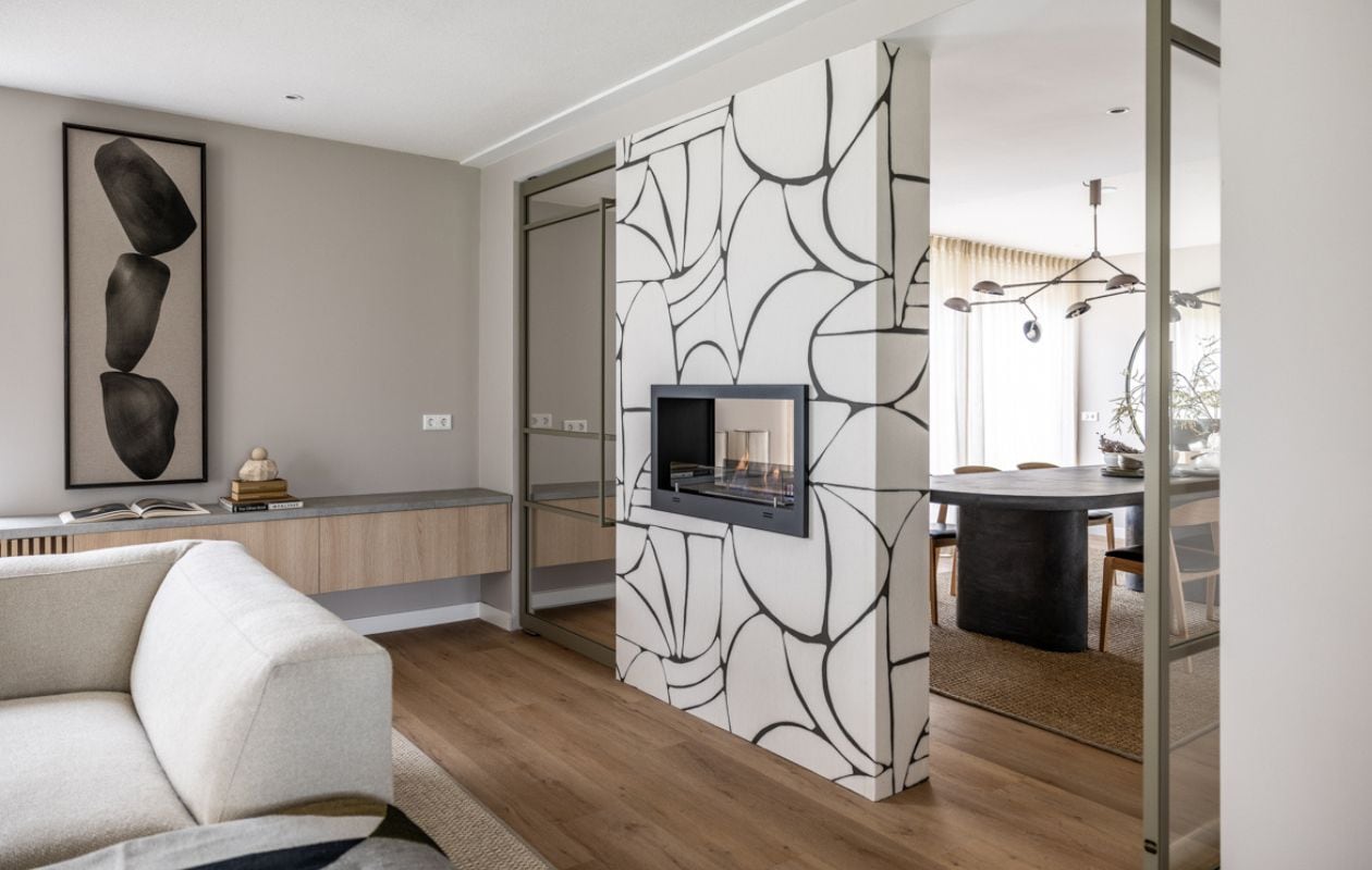 Weer verliefd op je huis aflevering 3 seizoen 20, Liza in Espel, haard Weer verliefd op je huis aflevering 3 seizoen 20 | styling Liza Wassenaar | fotografie Margriet Hoekstra