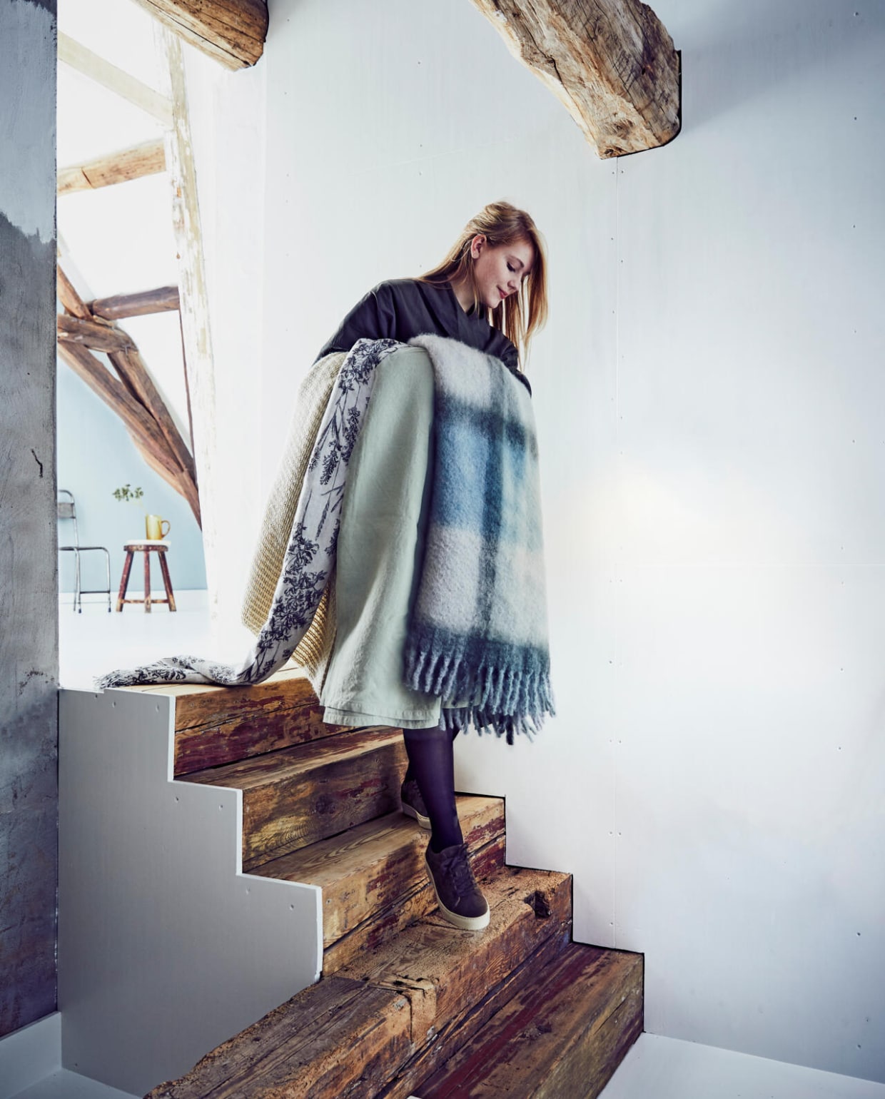Stalen stoel € 59,95 (Raw Materials). Houten kruk € 145,- (Neef Louis). Kan € 39,95,- (De Weldaad).Geruite plaid € 99,95, kleed met bloemenprint € 89,95 (Zara Home). Linnen stof van Design Time per meter € 89,-, linnen tafellaken van Society € 350,- (Brecht Murré Atelier). Jas van Humanoid € 429,- (Sukha Amsterdam). Schoenen € 125,- (Six and Sons). vtwonen 03-2018 | Styling Liza Wassenaar | Fotografie Jeroen van der Spek