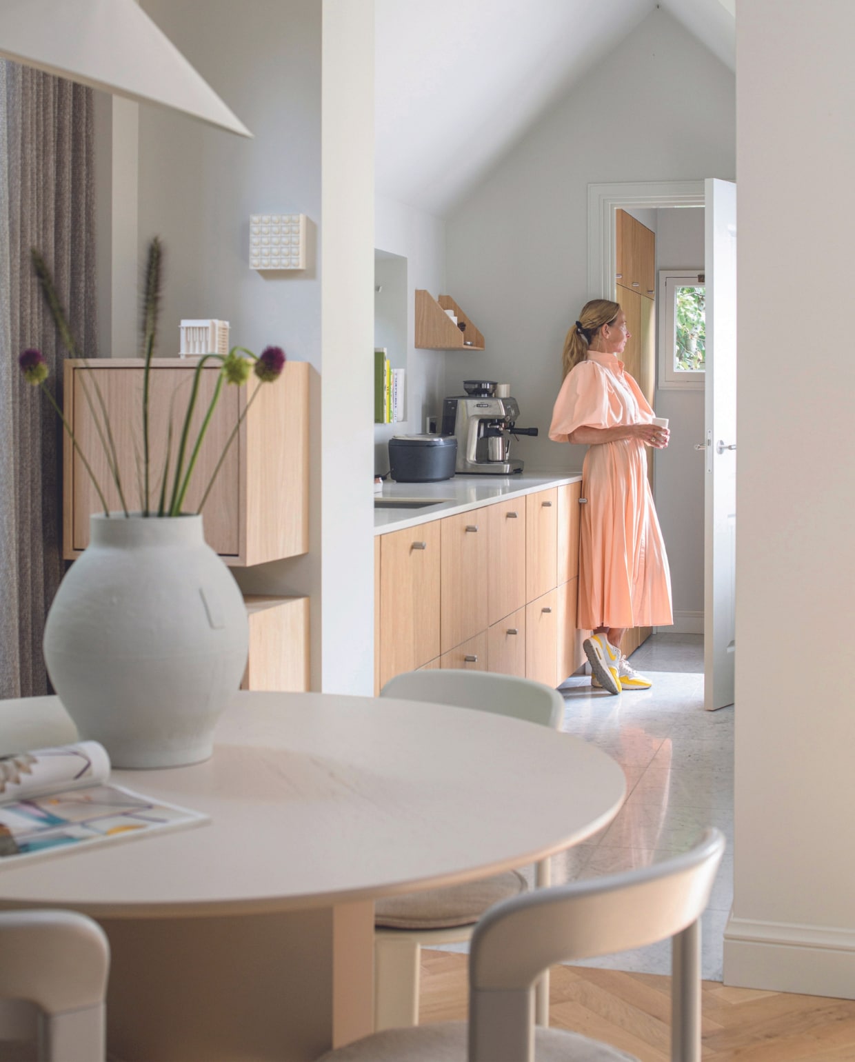 Tafel Fést, stoelen Bruno Rey, vaas Hella Jongerius, lamp Lampe de Marseille van Nemo, wandkasten Muuto, wandobject Hans Meeuwsen, keukenkasten Reform, eiken fronten Baboon Amsterdam, grepen Buster + Punch, broodtrommel Vipp, keukenwandplank Design Studio Nu, koffiemachine Sage, pan Le Creuset, antieke vloertegels Steengoedzo. Overig onbekend. vtwonen 03-2024 | productie Insidehomepage | styling Esther Loonstijn | fotografie Louis Lemaire