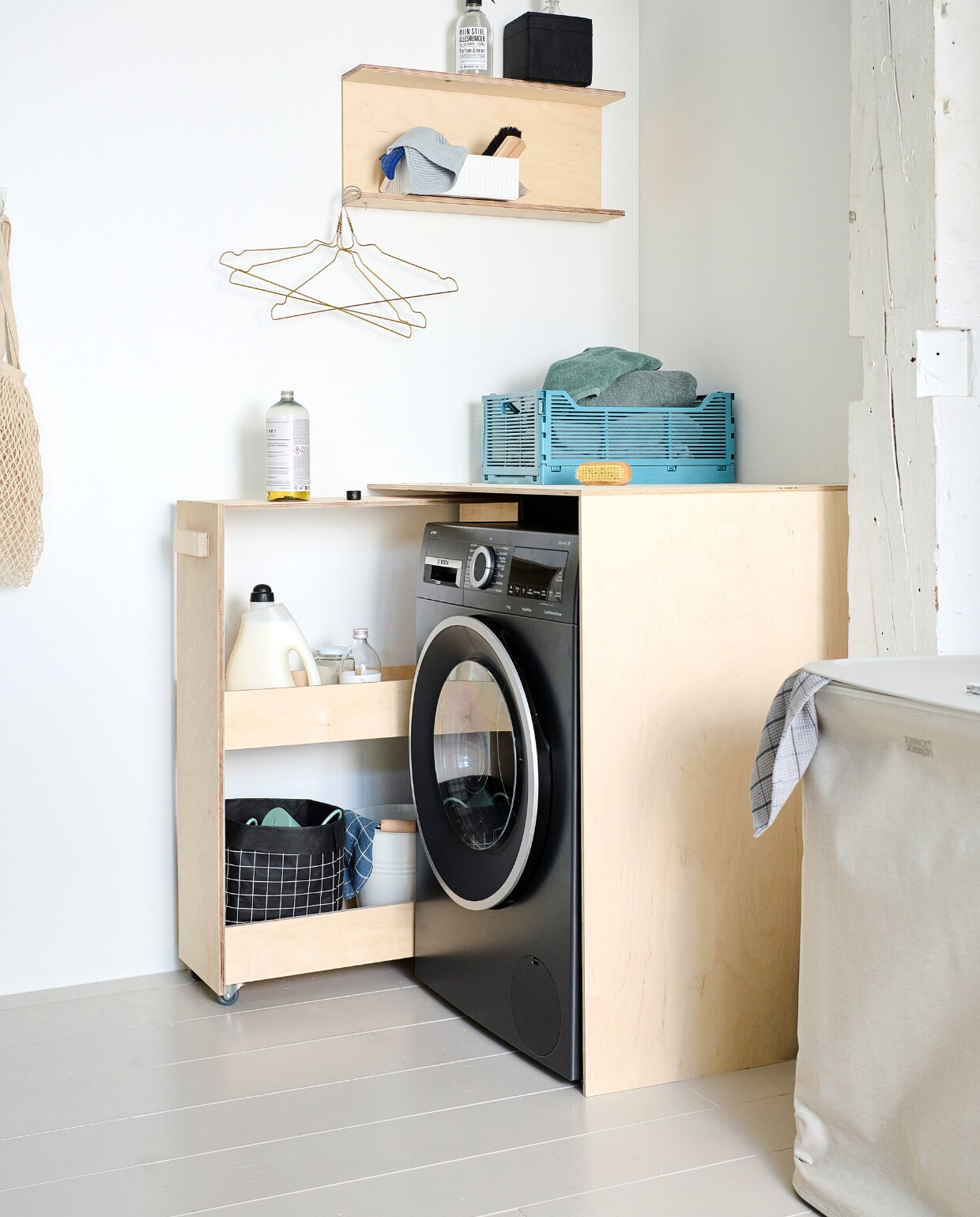 Gerecycled plastic klapkrat letterbord M € 10,50 (hema.nl). Groengrijze gerecycled katoenen handdoek € 19,95, katoenen nettas € 7,95, bio-katoenen vaatdoek € 2,25, linnenwater Katoen, 500 ml € 6,95, milieuvriendelijk kleipoeder Terre des Sommières € 4,95 (dille-kamille.nl). Wasmiddel € 9,95 (zarahome.com). Kunststof mand Omnioffre S van Hachiman € 15,99, kunststof wasmand Tota Trio van Joseph Joseph, 90 liter € 149,99 (vtwonen.be/shop). Zinken emmer op volgende pagina, 10 liter € 9,95 (dille-kamille.nl). Overig privébezit. vtwonen special DIY 8 | styling Kelly van Gendt, Corrien Flohil | fotografie Sjoerd Eickmans
