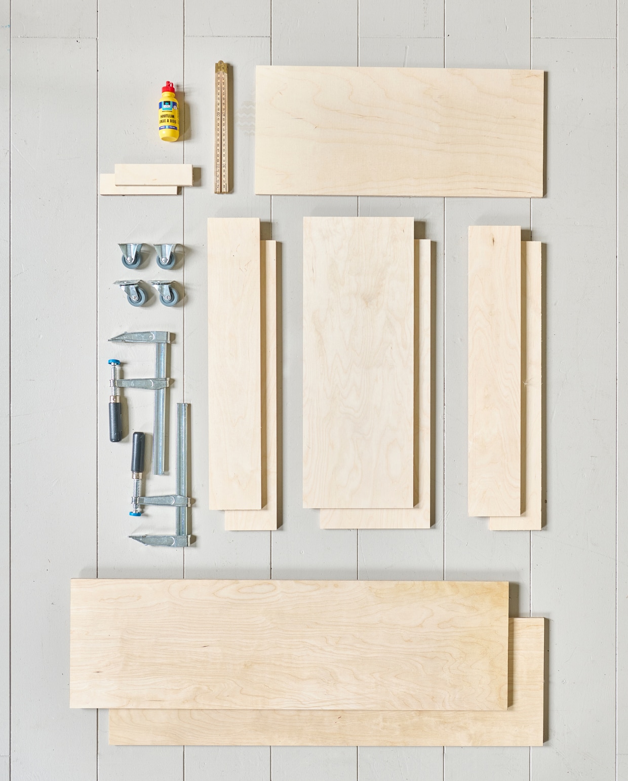 Gerecycled plastic klapkrat letterbord M € 10,50 (hema.nl). Groengrijze gerecycled katoenen handdoek € 19,95, katoenen nettas € 7,95, bio-katoenen vaatdoek € 2,25, linnenwater Katoen, 500 ml € 6,95, milieuvriendelijk kleipoeder Terre des Sommières € 4,95 (dille-kamille.nl). Wasmiddel € 9,95 (zarahome.com). Kunststof mand Omnioffre S van Hachiman € 15,99, kunststof wasmand Tota Trio van Joseph Joseph, 90 liter € 149,99 (vtwonen.nl/shop). Zinken emmer op volgende pagina, 10 liter € 9,95 (dille-kamille.nl). Overig privébezit. vtwonen special DIY 8 | styling Kelly van Gendt, Corrien Flohil | fotografie Sjoerd Eickmans