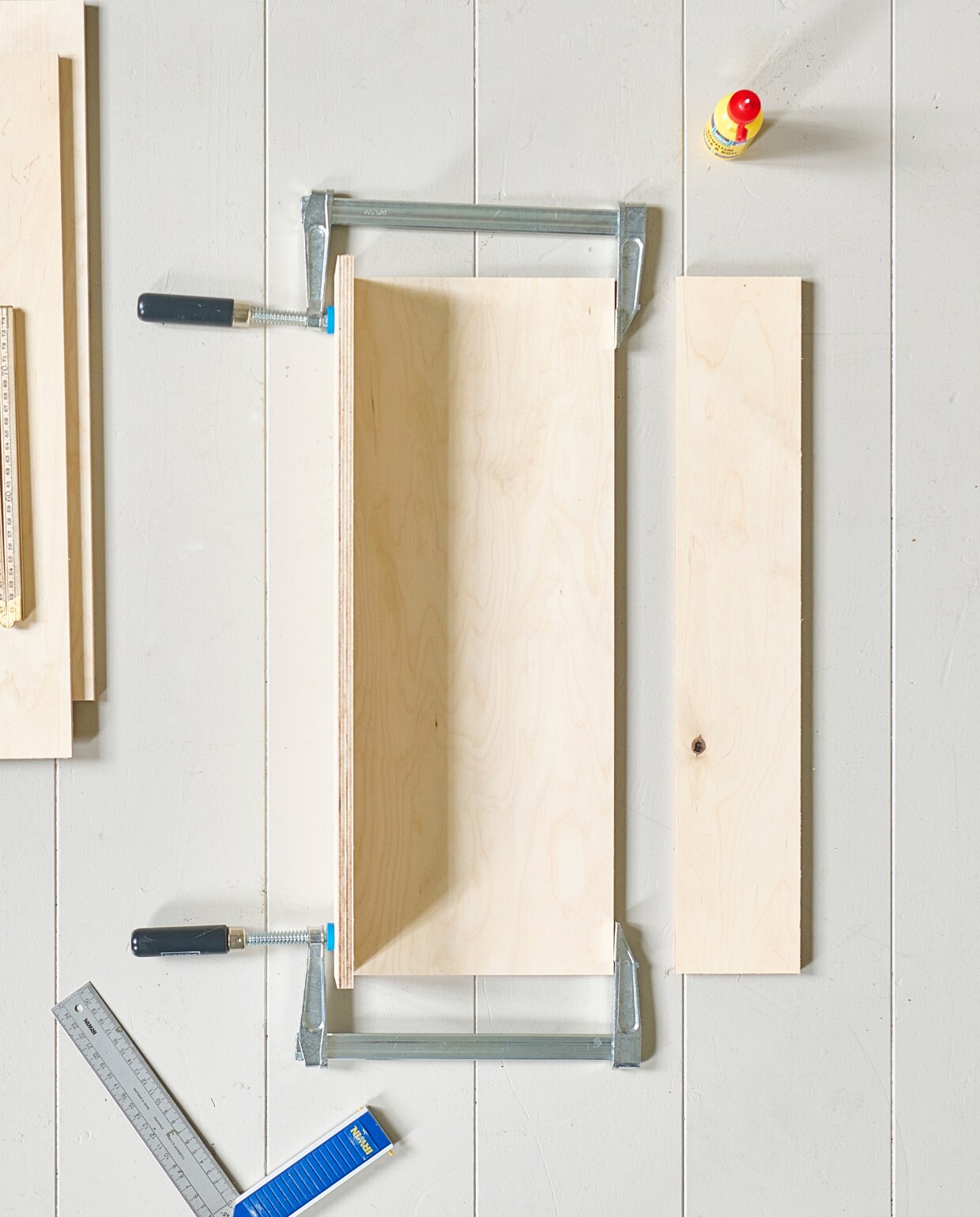 Gerecycled plastic klapkrat letterbord M € 10,50 (hema.nl). Groengrijze gerecycled katoenen handdoek € 19,95, katoenen nettas € 7,95, bio-katoenen vaatdoek € 2,25, linnenwater Katoen, 500 ml € 6,95, milieuvriendelijk kleipoeder Terre des Sommières € 4,95 (dille-kamille.nl). Wasmiddel € 9,95 (zarahome.com). Kunststof mand Omnioffre S van Hachiman € 15,99, kunststof wasmand Tota Trio van Joseph Joseph, 90 liter € 149,99 (vtwonen.nl/shop). Zinken emmer op volgende pagina, 10 liter € 9,95 (dille-kamille.nl). Overig privébezit. vtwonen special DIY 8 | styling Kelly van Gendt, Corrien Flohil | fotografie Sjoerd Eickmans