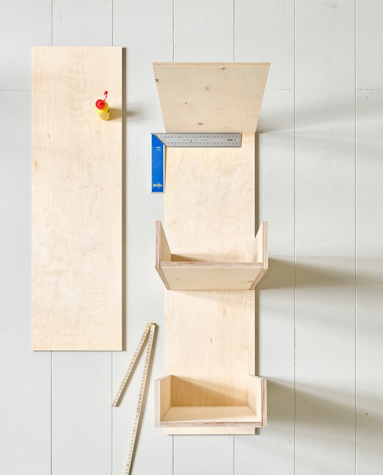 Gerecycled plastic klapkrat letterbord M € 10,50 (hema.nl). Groengrijze gerecycled katoenen handdoek € 19,95, katoenen nettas € 7,95, bio-katoenen vaatdoek € 2,25, linnenwater Katoen, 500 ml € 6,95, milieuvriendelijk kleipoeder Terre des Sommières € 4,95 (dille-kamille.nl). Wasmiddel € 9,95 (zarahome.com). Kunststof mand Omnioffre S van Hachiman € 15,99, kunststof wasmand Tota Trio van Joseph Joseph, 90 liter € 149,99 (vtwonen.nl/shop). Zinken emmer op volgende pagina, 10 liter € 9,95 (dille-kamille.nl). Overig privébezit. vtwonen special DIY 8 | styling Kelly van Gendt, Corrien Flohil | fotografie Sjoerd Eickmans