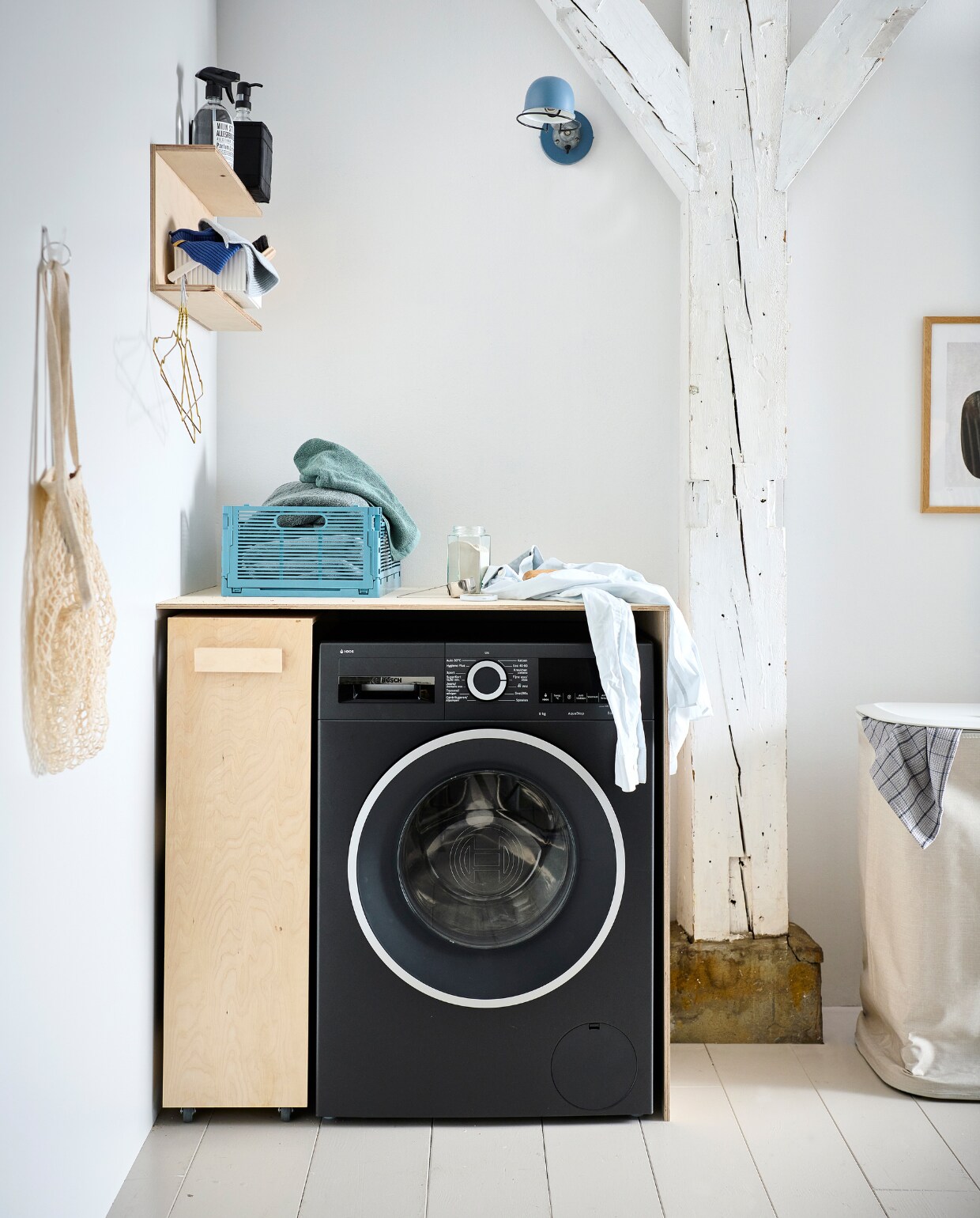 Gerecycled plastic klapkrat letterbord M € 10,50 (hema.nl). Groengrijze gerecycled katoenen handdoek € 19,95, katoenen nettas € 7,95, bio-katoenen vaatdoek € 2,25, linnenwater Katoen, 500 ml € 6,95, milieuvriendelijk kleipoeder Terre des Sommières € 4,95 (dille-kamille.nl). Wasmiddel € 9,95 (zarahome.com). Kunststof mand Omnioffre S van Hachiman € 15,99, kunststof wasmand Tota Trio van Joseph Joseph, 90 liter € 149,99 (vtwonen.nl/shop). Zinken emmer op volgende pagina, 10 liter € 9,95 (dille-kamille.nl). Overig privébezit. vtwonen special DIY 8 | styling Kelly van Gendt, Corrien Flohil | fotografie Sjoerd Eickmans