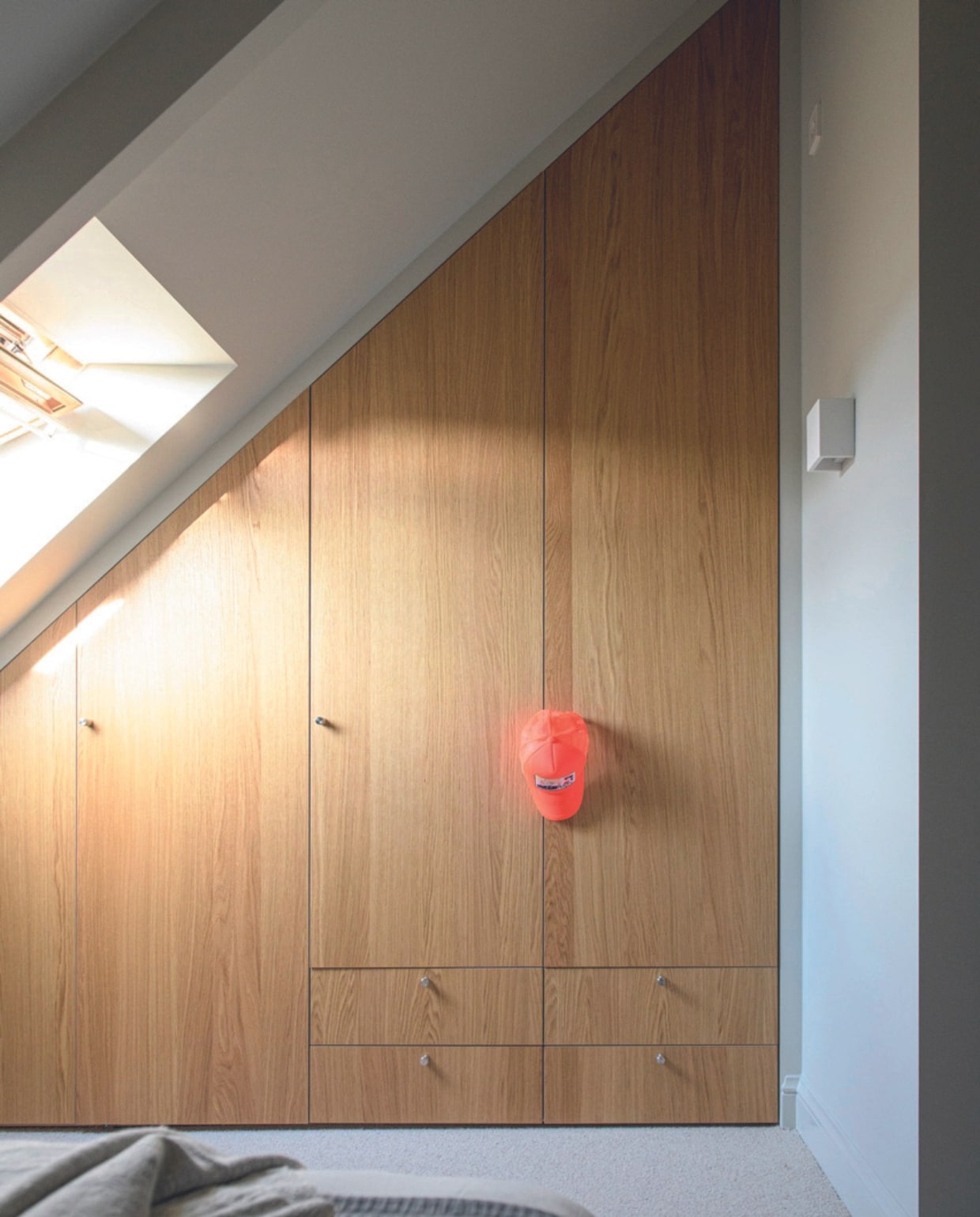 Inbouwkasten met fronten van Baboon Amsterdam, grepen Buster + Punch, antraciete plaid Mint &amp; Lime, lichtgrijze plaid uit textielmuseum in Mexico, pet gemaakt door Flip voor vaderdag, tapijt 108 Auckland in beige 027 van Hamat. vtwonen 03-2024 | productie Insidehomepage | styling Esther Loonstijn | fotografie Louis Lemaire