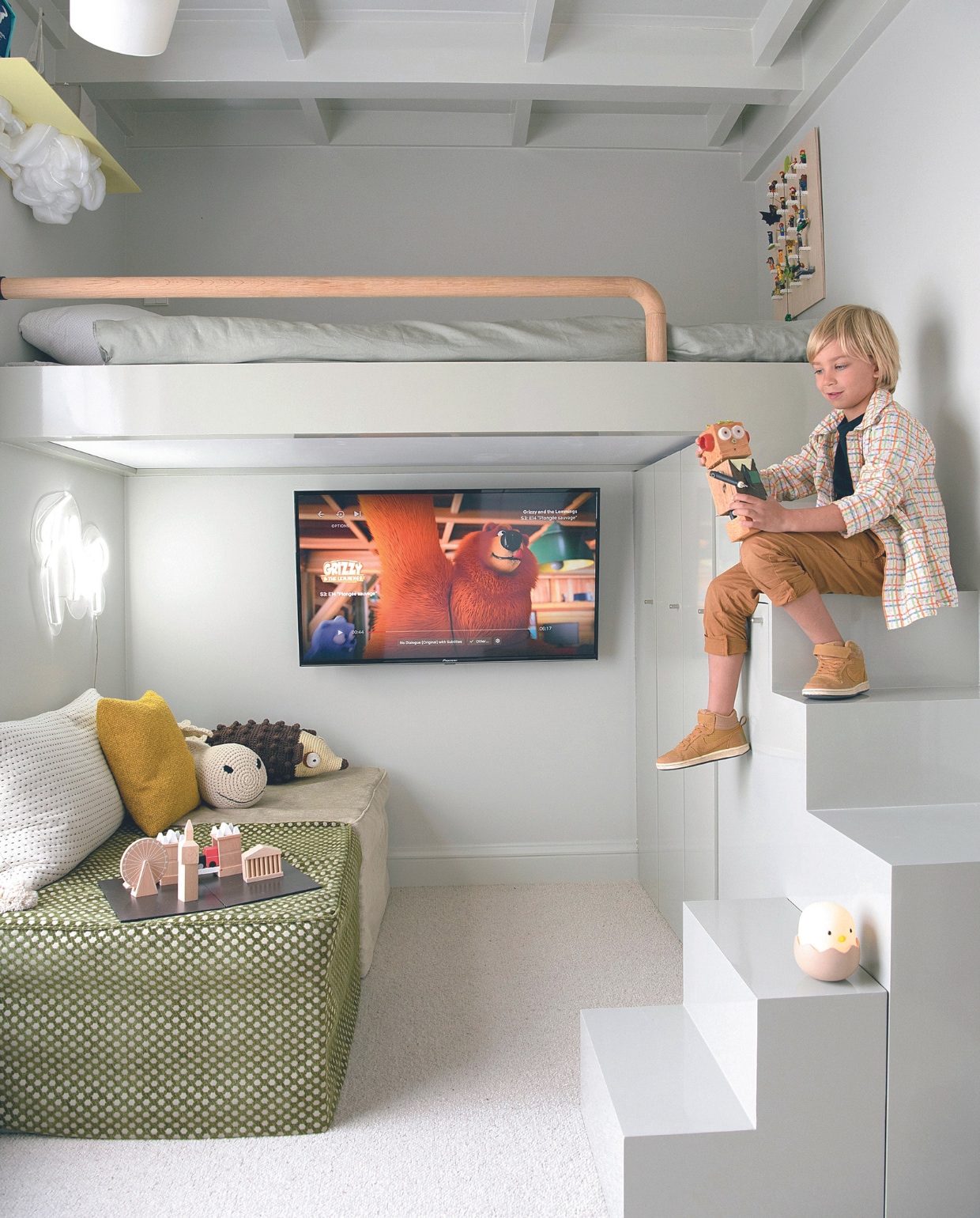 Hoogslaper op maat gemaakt door Majkl Onderhoud, slaapbank Bolia, houten robot @riccardokuna, muurobject Lego, houten stad Machi Town London van Kiko &amp; gg, nachtlamp eend Amazon, plafondlamp Flos, wandplank The Plastic Mine van Studio Thier &amp; van Daalen, knuffels Anne-Claire Petit, televisie LG, tapijt 108 Auckland in beige 027 van Hamat. Overig onbekend. vtwonen 03-2024 | productie Insidehomepage | styling Esther Loonstijn | fotografie Louis Lemaire