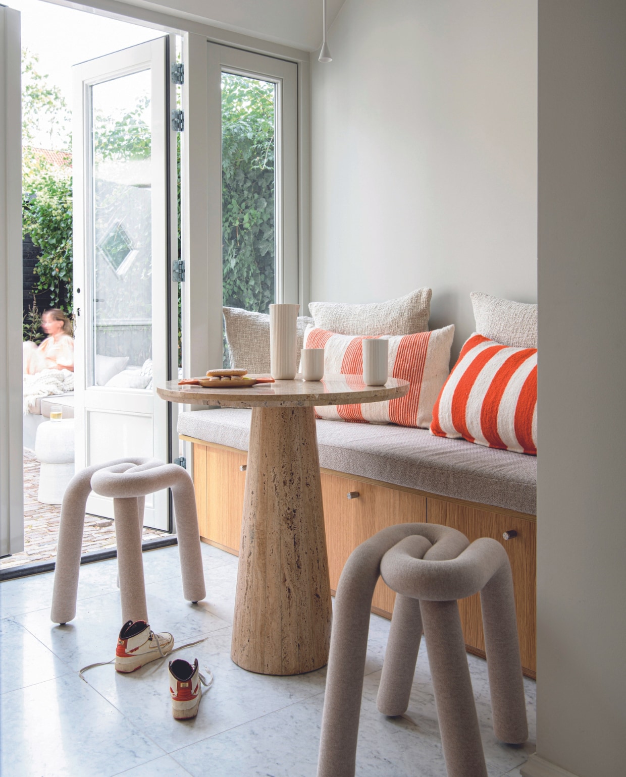 Opbergbank met eiken fronten Baboon Amsterdam, grepen Buster + Punch, krukken Bold van Moustache, koffietafel Eleonora, kussens streep Household Hardware, kussen effen House Doctor, hanglamp Trizo21, schaaltje &amp;klevering, sneakers Nike kids, antieke marmeren vloertegels Steengoedzo. Overig onbekend. vtwonen 03-2024 | productie Insidehomepage | styling Esther Loonstijn | fotografie Louis Lemaire