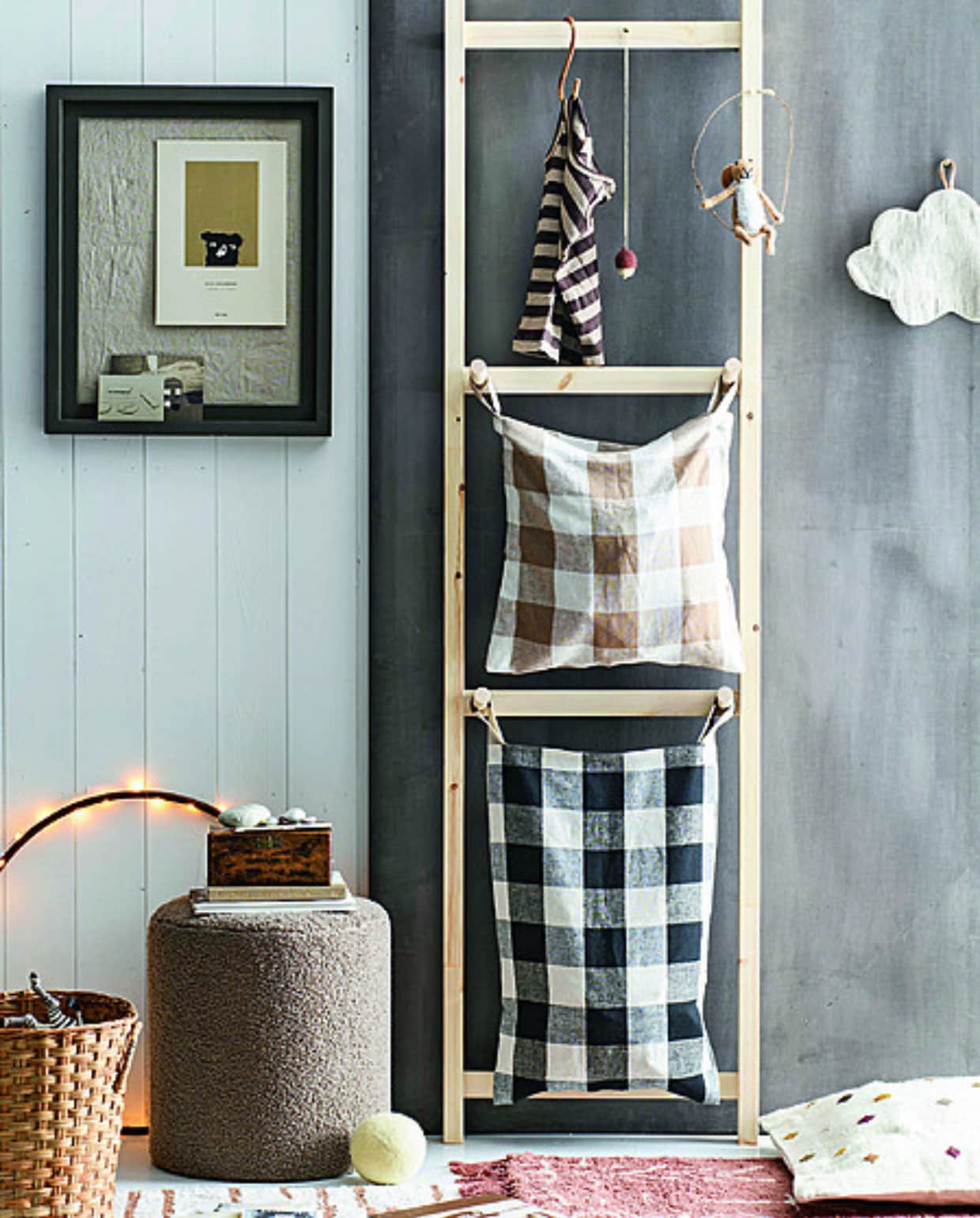 Hemd Needles &amp; Pine € 16,-, wanddecoratie wolk € 25,-, vilten bal € 19,95, gehaakte eikel aan ketting € 29,95, kussen € 69,95 (atelierhop.com). Vloerkleed met franjes Madam Stoltz € 27,50, haasje in schommel € 14,95, zebrafiguur € 23,50 (zaanschfaamwebshop.nl). Boek De reis van de wijze kat van James Norbury € 20,99 (tussendekaften.nl). Hocker Wenen, 37x40 cm (Øxh) € 34,99 (leenbakker.nl). Rotan mand Växthus € 19,99 (ikea.nl). Vloerkleed Eaton Bruin, 150x70 cm € 35,-(kwantum.nl). Poster Hello Goodmorning A4 € 16,95, artprint Tea in bed A4 € 16,95, kaart Van € 1,95, kaart Dinner for two € 1,25, schrift Mr Bear € 3,95 (tedandtone.com). Overig privébezit. vtwonen 03-2024 | styling Myla Griese | fotografie Louis Lemaire
