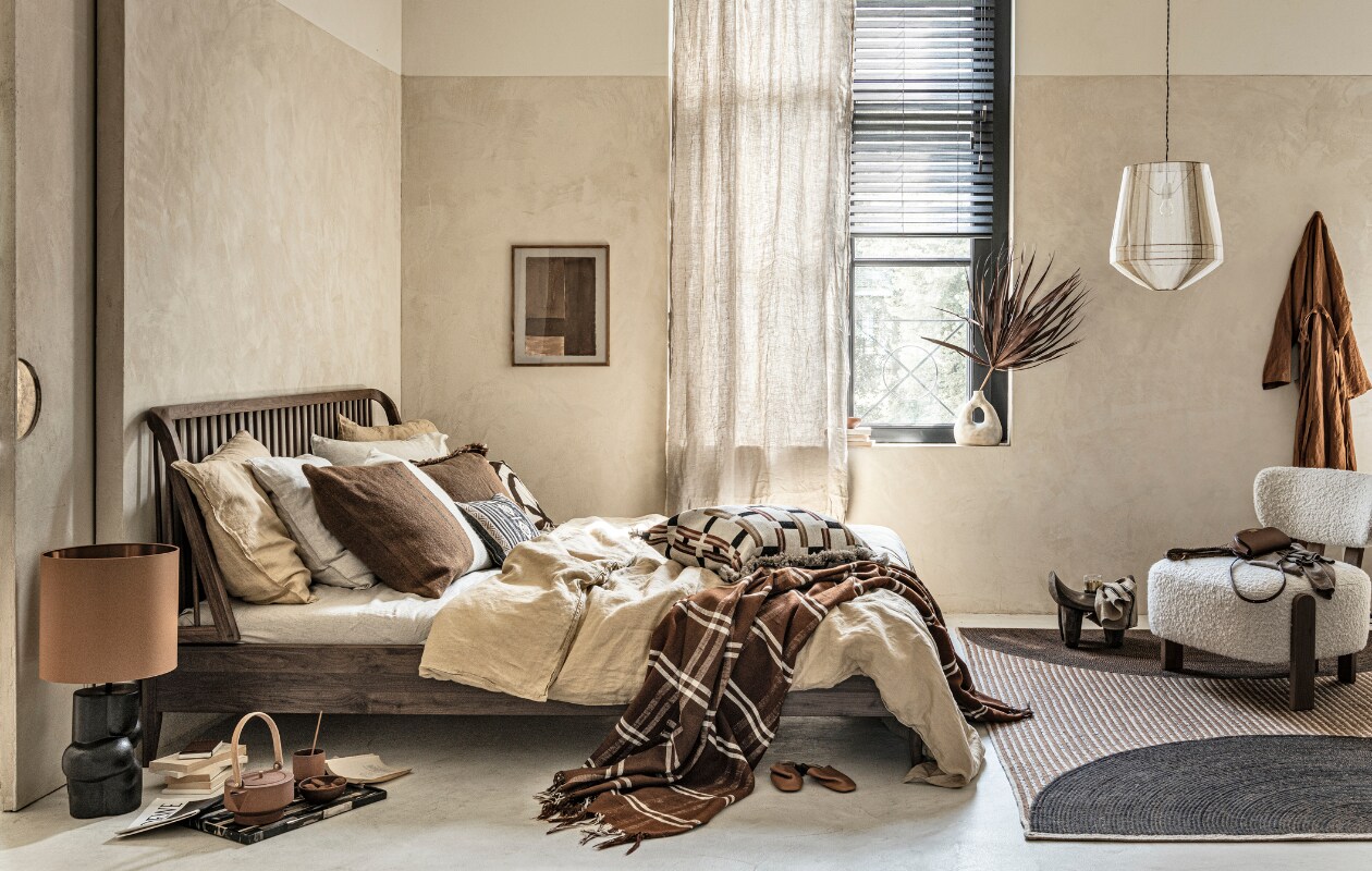slaapkamer, bed, kussens, lamp, raambekleding, gordijnen, jaloezieen, kleed, schilderij, droogbloemen, kleed, hanglamp, stoel, thee, koffie, slippers, dekbedovertrek, vloerkleed, scandinavisch, vintage, landelijk, stof, linnen, hout, teddystof, bruin, beige, wit, zwart, aardetint, sfeer, licht, donker, stylen, bedden, bedtextiel vtwonen 11-2021 | fotografie Sjoerd Eickmans | styling Danielle Verheul