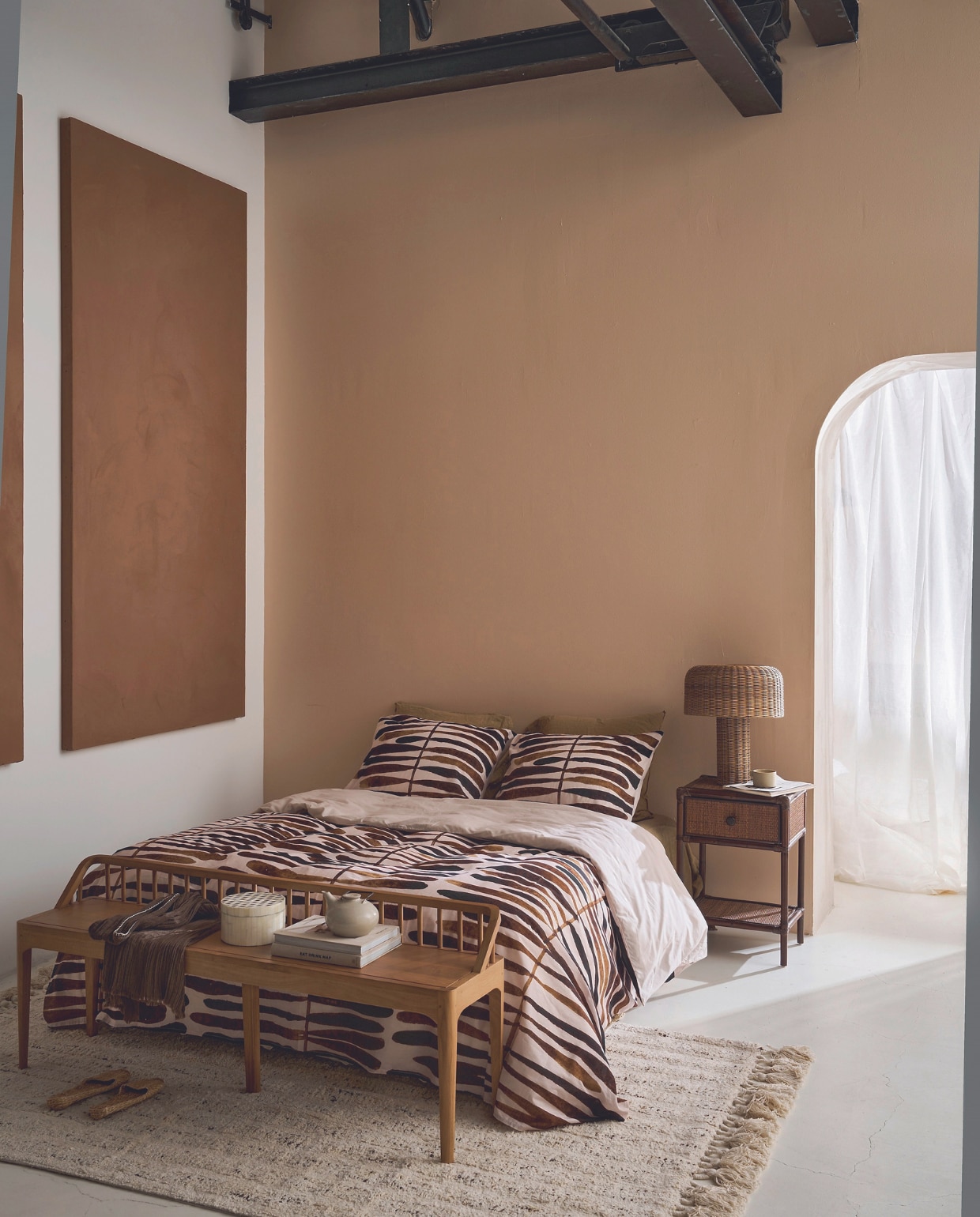 Katoenen dekbedovertrek Botanic Stripe in terra, 140x200/220 cm € 59,95, 200x200/220 cm € 109,95, 240x200/220 cm € 119,95 en 260x200/220 cm € 139,95. M.m.v. nordal.dk (nachtkastje, lamp, vloerkleed), ethnicraft.com (bankje). Overig privébezit. vtwonen 03-2024 | productie Tanja Saarberg | styling Cleo Scheulderman | fotografie Jeroen van der Spek