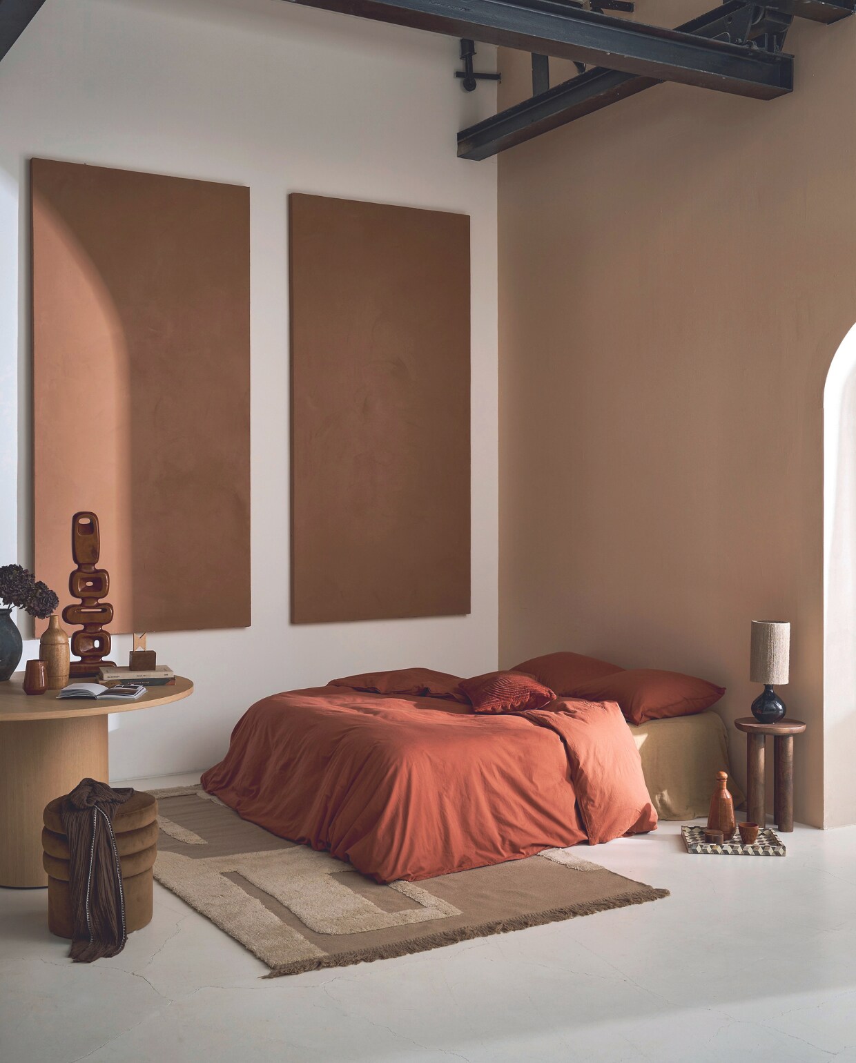 Stonewashed katoen dekbedovertrek Natural Stone in terra, 140x200/220 cm € 79,95, 200x200/220 cm € 149,95, 240x200/220 cm € 159,95 en 260x200/220 cm € 179,95. Katoenfluwelen kussen op bed Broom Bow in terra, 40x60 cm € 49,95. M.m.v. vtwonen.nl/shop (vloerkleed van Ferm Living, sculptuur van HKliving, fluwelen poef Dutchbone), nordal.dk (bijzettafel, terracotta fles en beker, lamp en bijzettafel). Overig privébezit. vtwonen 03-2024 | productie Tanja Saarberg | styling Cleo Scheulderman | fotografie Jeroen van der Spek