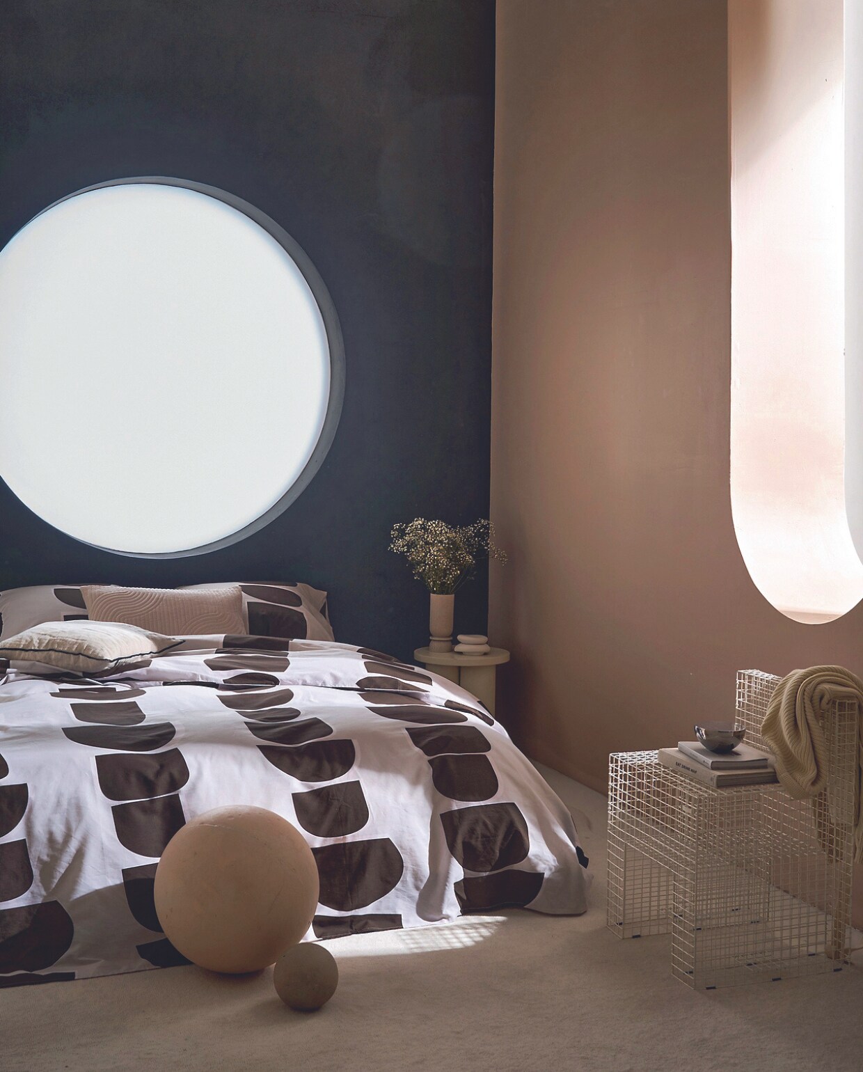 Katoenen dekbedovertrek Moons in bruin, 140x200/220 cm € 49,95, 200x200/220 cm € 89,95, 240x200/220 cm € 99,95 en 260x200/220 cm € 119,95.M.m.v. layeredinterior.com (vloerkleed). Overig privébezit. vtwonen 03-2024 | productie Tanja Saarberg | styling Cleo Scheulderman | fotografie Jeroen van der Spek | assistentie Aylin Citanak