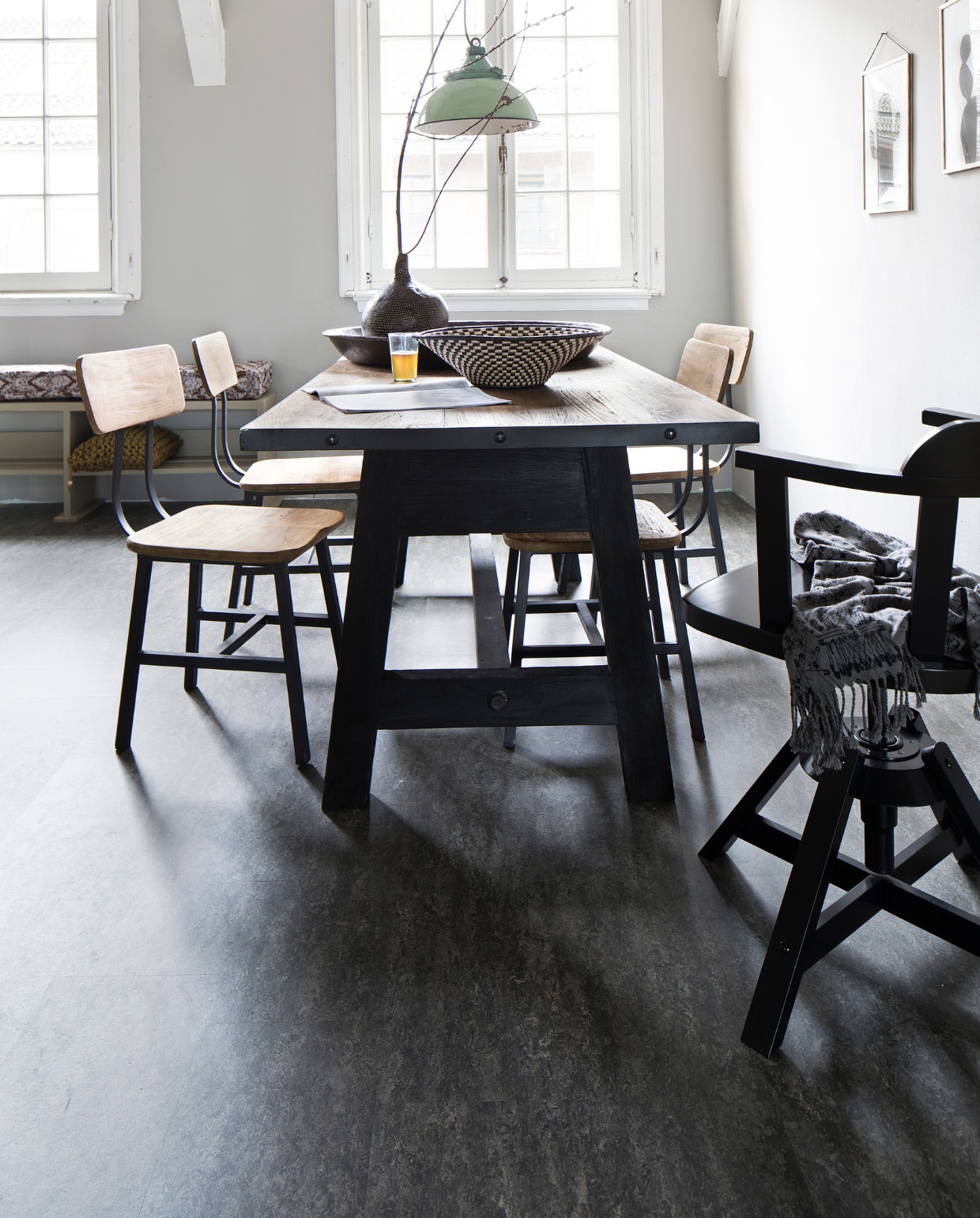 De Ru (muurverf Silver van Zoffany), Raw Materials (tafel, stoelen), De Weldaad (metalen schaal), From Africa with love (gevlochten schaal, pompoenvaas), Uit ’t Noorden (cactusprenten, lijsten), Blom &amp; Blom (hanglamp). Overig privébezit. vtwonen 07-2015 | fotografie Jansje Klazinga | styling  Frans Uyterlinde
