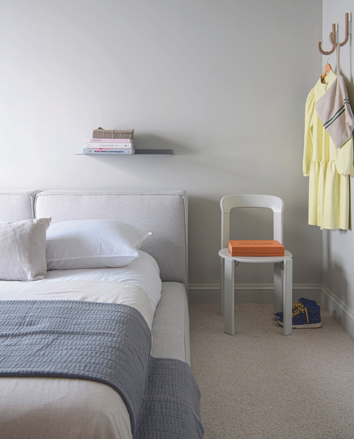 Bed handgemaakt in Mexico, stoel Bruno Rey, tas gekocht in Puglia, wandhaken Gejst, wandplank Strackk, plaid Mint &amp; Lime, sneakers Nike. Overig onbekend. vtwonen 03-2024 | productie Insidehomepage | styling Esther Loonstijn | fotografie Louis Lemaire