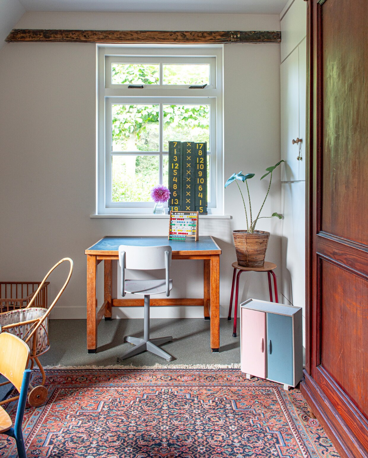 Muurverf Warm White van Pure &amp; Original. Stoel, box, bureau, bureaustoel, kleed, telraam, cijferbord, vaas en kruk @dekringloopzusjes. Kinderwagen en poppenkledingkast familiestukken, plantenpot onbekend. vtwonen special 131-2024 | productie De Binnenkijkers | styling Jeske Weel | fotografie Caroline Coehorst