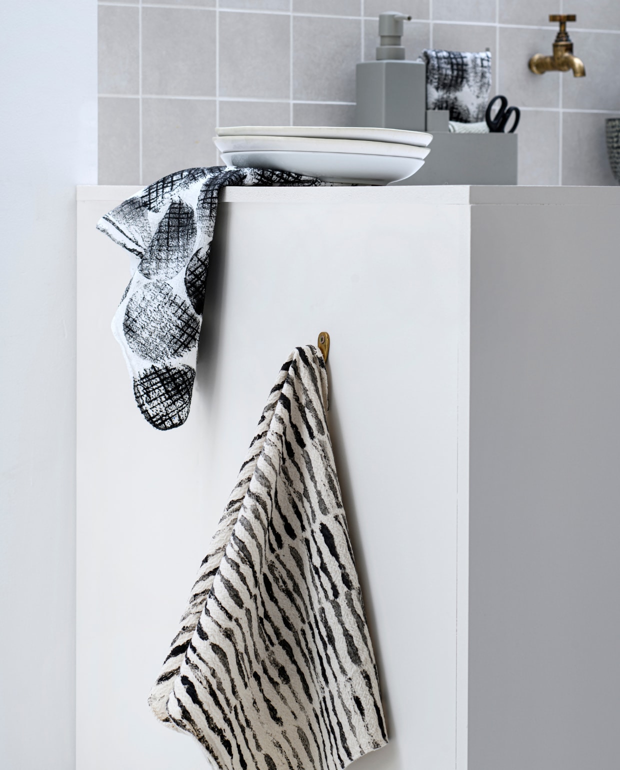 Katoenen theedoeken, wit en beige, 30x60 cm, set van 2 € 9,99 (zarahome.com). Afwasset in Mud van Zone Denmark, 19x6x20,5 cm (bxdxh) € 45,99, keramieken borden Gradient van HKliving, set van 4 € 29,95 (vtwonen.nl/shop). Overig privébezit. vtwonen 05-2023 | styling Kelly van Gendt | fotografie Louis Lemaire