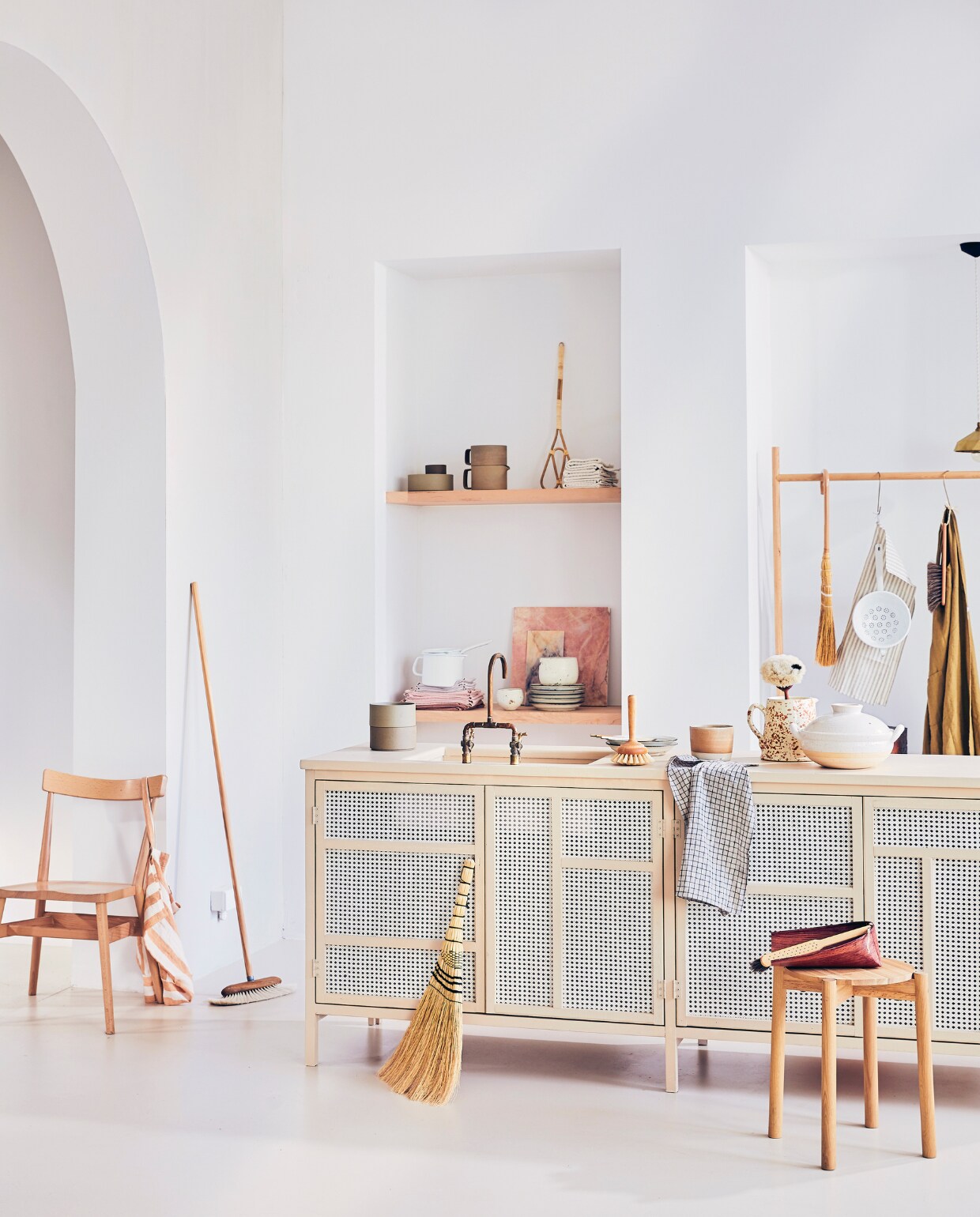 Het handgemaakte keukenblok van hergebruikt hout en de webbing deuren van gevlochten riet geven de ruimte een romantische, Scandinavische sfeer. vtwonen 05-2020 | fotografie Jeroen van der Spek | styling Cleo Scheulderman