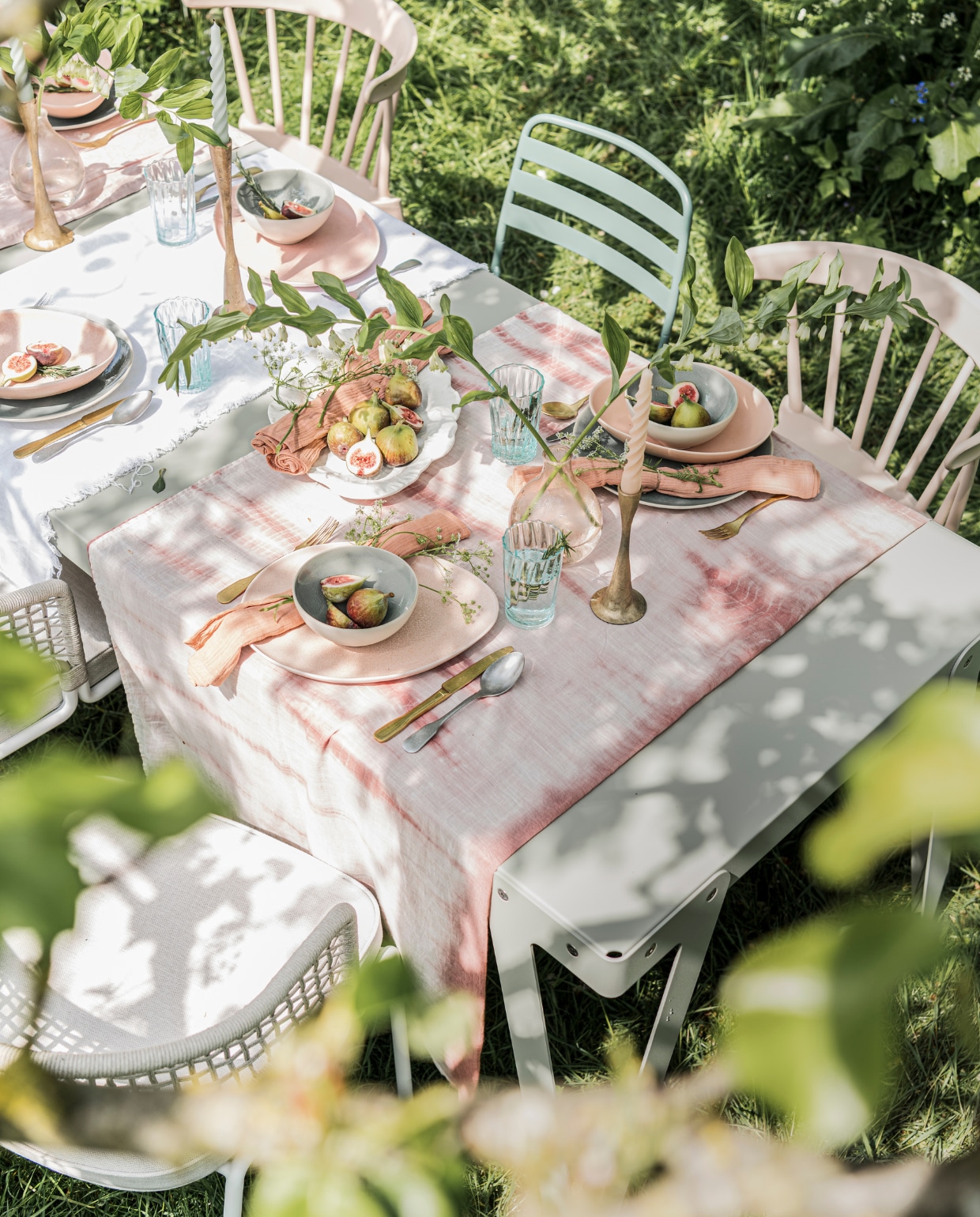 Eettafel Lloyd Outdoor in kleur Parallel, 230x80x76 cm (lxbxh) € 1905,- (functionals.eu). Buitenstoelen met zitkussen, per stuk € 1330,- (dacks.nl). Kunststof spijlenstoelen Bliss, per stuk € 89,- (basiclabel.nl). Groene metalen buitenstoel € 79,99, roze linnen tafel- kleed € 39,99 (hm.com). Goudkleurige kandelaars, per stuk vanaf € 14,95, gedraaide kaarsen in verschillende kleuren, per stuk vanaf € 2,-, stonewashed bestek, per stuk vanaf € 6,99 (paviljoennoord.com). Ovale roze borden, per stuk € 14,99, ovale roze schalen, per stuk € 9,99, turquoise borden, per stuk € 14,99, turquoise kommen, per stuk € 9,99 (sissy-boy.com). Roze servetten, per 2 € 9,99 (wehkamp.nl). Glazen, per stuk € 4,95 (householdhardware.nl). Tie dye tafelkleed € 24,95, roze glazen vaasjes, per stuk € 9,95 (weldaad.com). Witte schaal in bloemvorm € 29,- (arket.com).&gt; vtwonen 08-2021 | styling Danielle Verheul | fotografie Sjoerd Eickmans