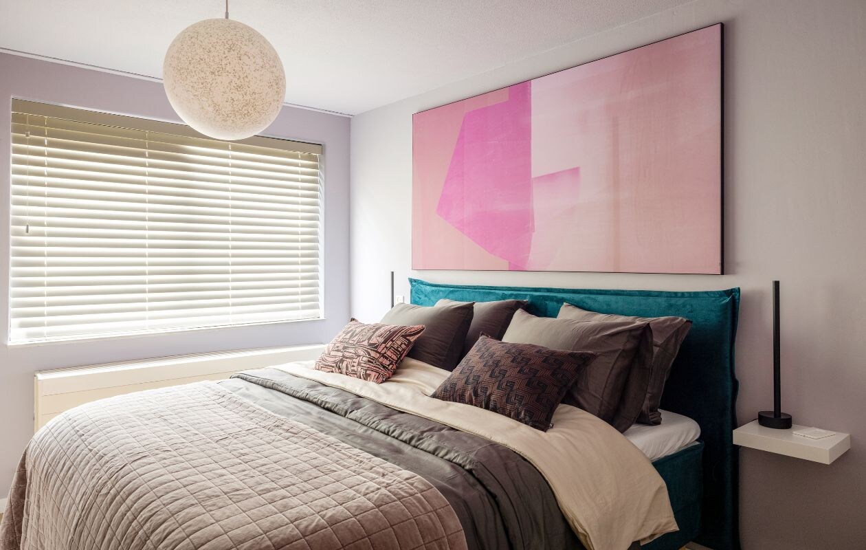 Weer verliefd op je huis aflevering 5 seizoen 20, Kelly in Rhoon, slaapkamer Weer verliefd op je huis aflevering 5 seizoen 20 2024 | styling Kelly van Gendt | fotografie Sonja Velda