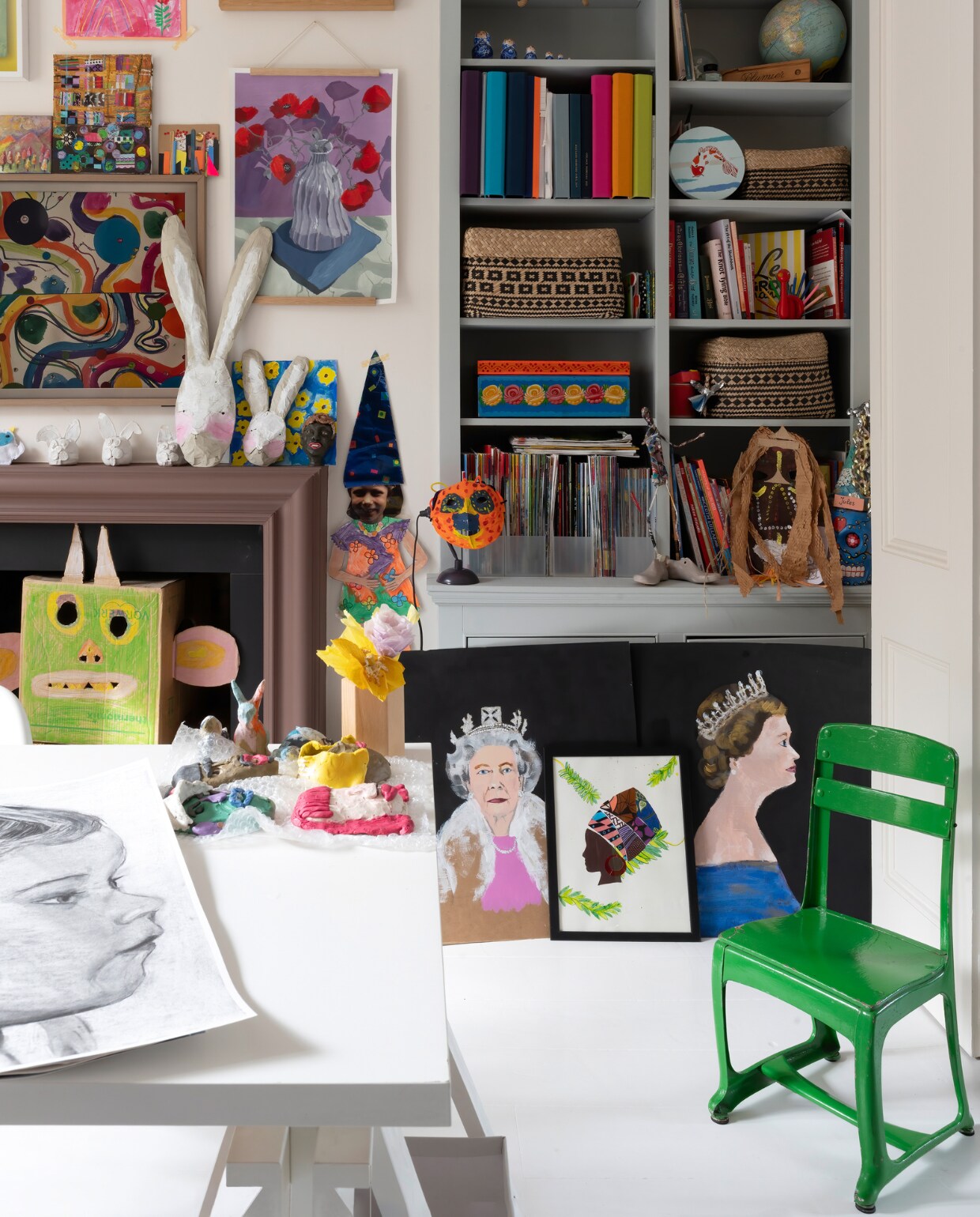 De groene stoel in het kinderatelier vond Karine bij de kringloop. vtwonen special 131-2024 | productie Photofoyer | fotografie Benedicte Drummond | styling Fiona Evans