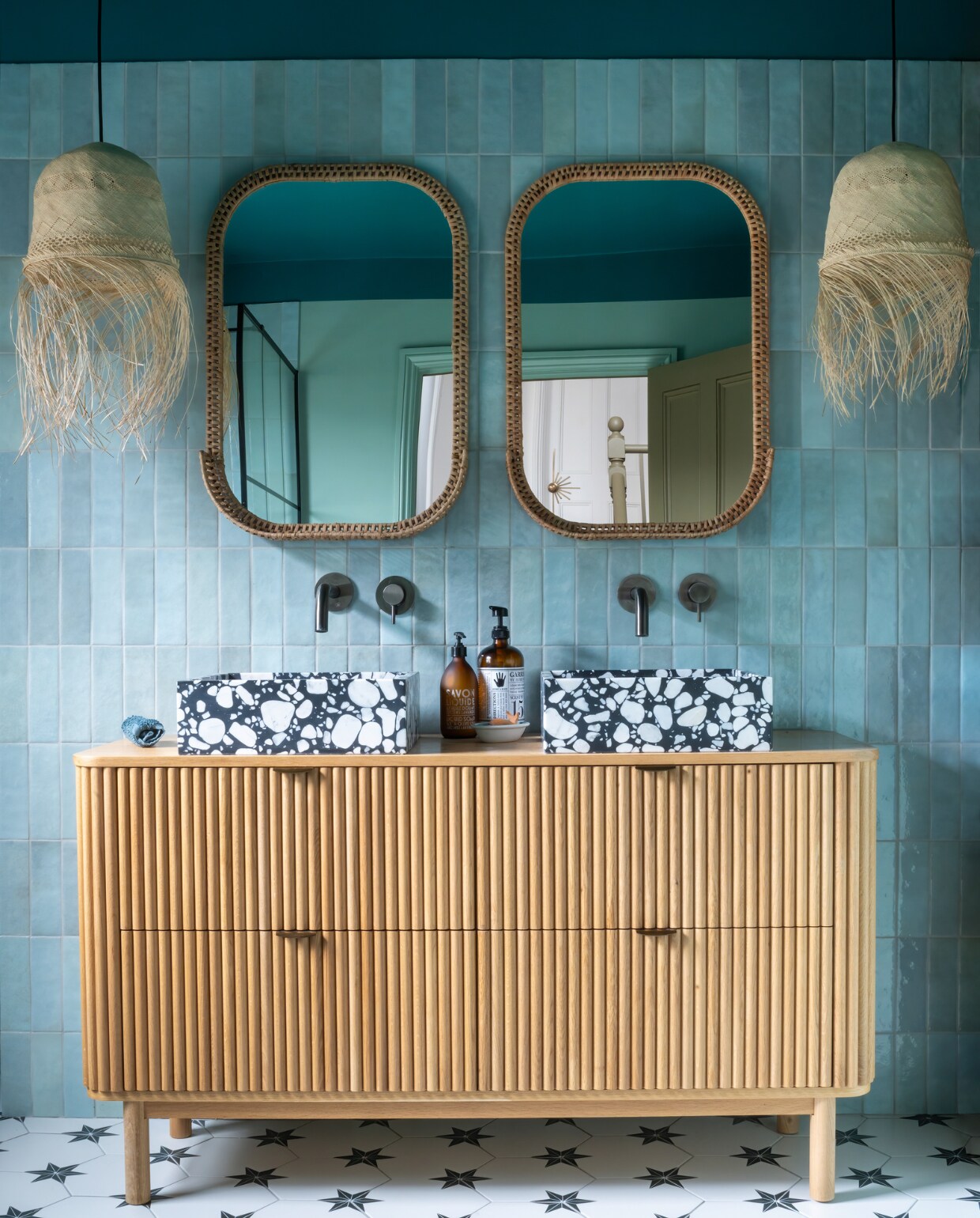Wandtegels Artesan Aqua van Equipe, vloertegels Polaris Hexagon Black Star van Your Tiles, wastafelmeubel Maisons du Monde, wastafels Unik van Tikamoon, hanglampen ÑAN Natura Lamps, spiegels Ikea. vtwonen special 131-2024 | productie Photofoyer | fotografie Benedicte Drummond | styling Fiona Evans
